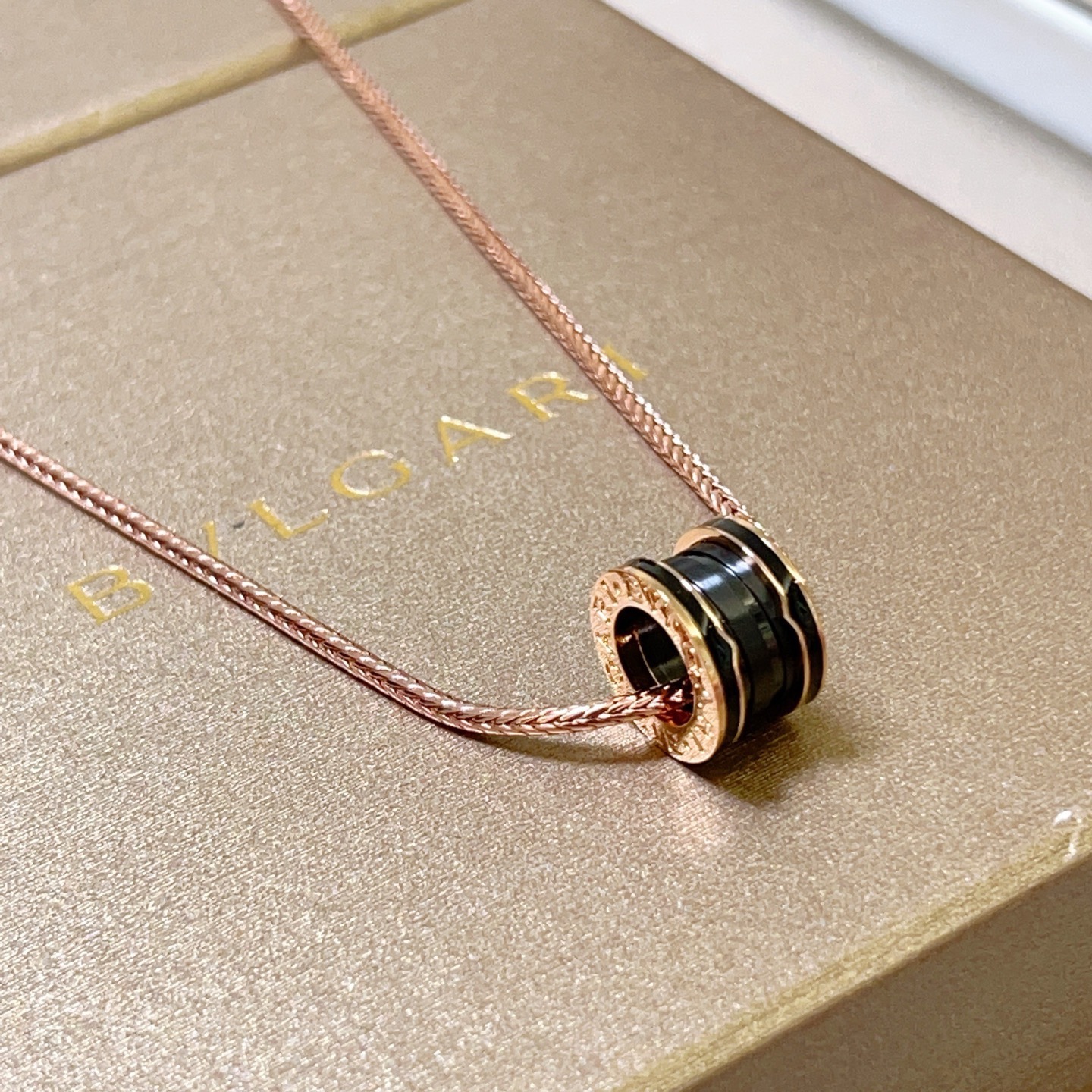 NO:590162,Batch Bulgari necklace V gold material BVLGARI BVLGARI DIVAS’ DREAM series The appearance is perfect, the details are invincible, the unique color is completely impeccable, and it is decorated with a classic ring shape design, which is simple yet elegant and eye-catching. The combination of V gold is more elegant, and the upper body is elegant and attractive. Same style for men and women. Bvlgari necklaces, jewelry boutiques, bottega veneta, bvlgari, bvlgari, necklace19860909批 宝格丽项链V金材质 BVLGARI宝格丽 DIVAS‘ DREAM 系列 品相完美,细节无敌,那种独特的色泽完全无可挑剔,再缀以经典指环外形设计,简约之余却又优雅夺目,V金的组合更显气色,上身雅致动人.男女同款 宝格丽项链,饰品精品,bottega veneta,bvlgari,bvlgari,necklace,Jewelry