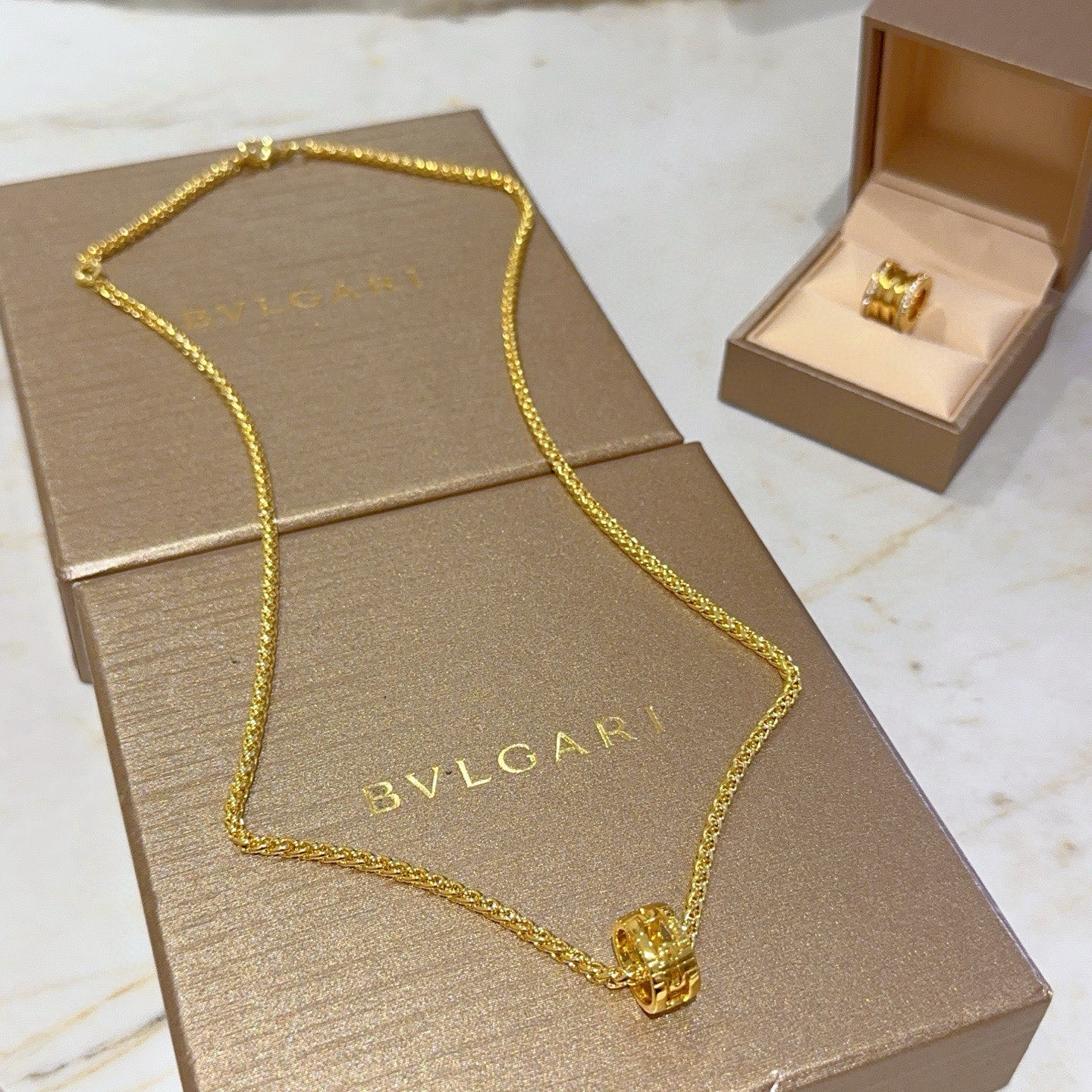 NO:590138,Batch. Bvlgari necklace made of V gold. BVLGARI DIVAS’ DREAM series. Perfect appearance, incomparable details. The unique color is completely impeccable. It is decorated with a classic ring shape design. It is simple yet elegant and eye-catching. The combination of 18K gold adds color and makes the upper body elegant and attractive. The same style for men and women. Bvlgari necklace. Recommended hot products, boutique jewelry, bottega  veneta,bvlgari,bvlgari,necklace19860909批.宝格丽项链V金材质 .BVLGARI宝格丽 DIVAS‘ DREAM 系列 品相完美,细节无敌,那种独特的色泽完全无可挑剔,再缀以经典指环外形设计,简约之余却又优雅夺目,18K金的组合更显气色,上身雅致动人.男女同款 宝格丽项链 爆品推荐,饰品精品,bottega veneta,bvlgari,bvlgari,necklace,Jewelry