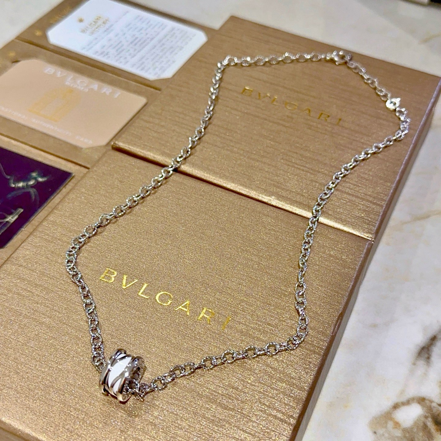 NO:590155,Batch. Bulgari necklace V gold material BVLGARI BVLGARI DIVAS’ DREAM series The appearance is perfect, the details are invincible, the unique color is completely impeccable, and it is decorated with a classic ring shape design, which is simple yet elegant and eye-catching. The combination of V gold is more elegant, and the upper body is elegant and attractive. Same style for men and women. Bulgari necklaces, jewelry boutiques, bottega veneta, bvlgari, bvlgari, necklace19860909批.宝格丽项链V金材质 BVLGARI宝格丽 DIVAS‘ DREAM 系列 品相完美,细节无敌,那种独特的色泽完全无可挑剔,再缀以经典指环外形设计,简约之余却又优雅夺目,V金的组合更显气色,上身雅致动人.男女同款 宝格丽项链,饰品精品,bottega veneta,bvlgari,bvlgari,necklace,Jewelry