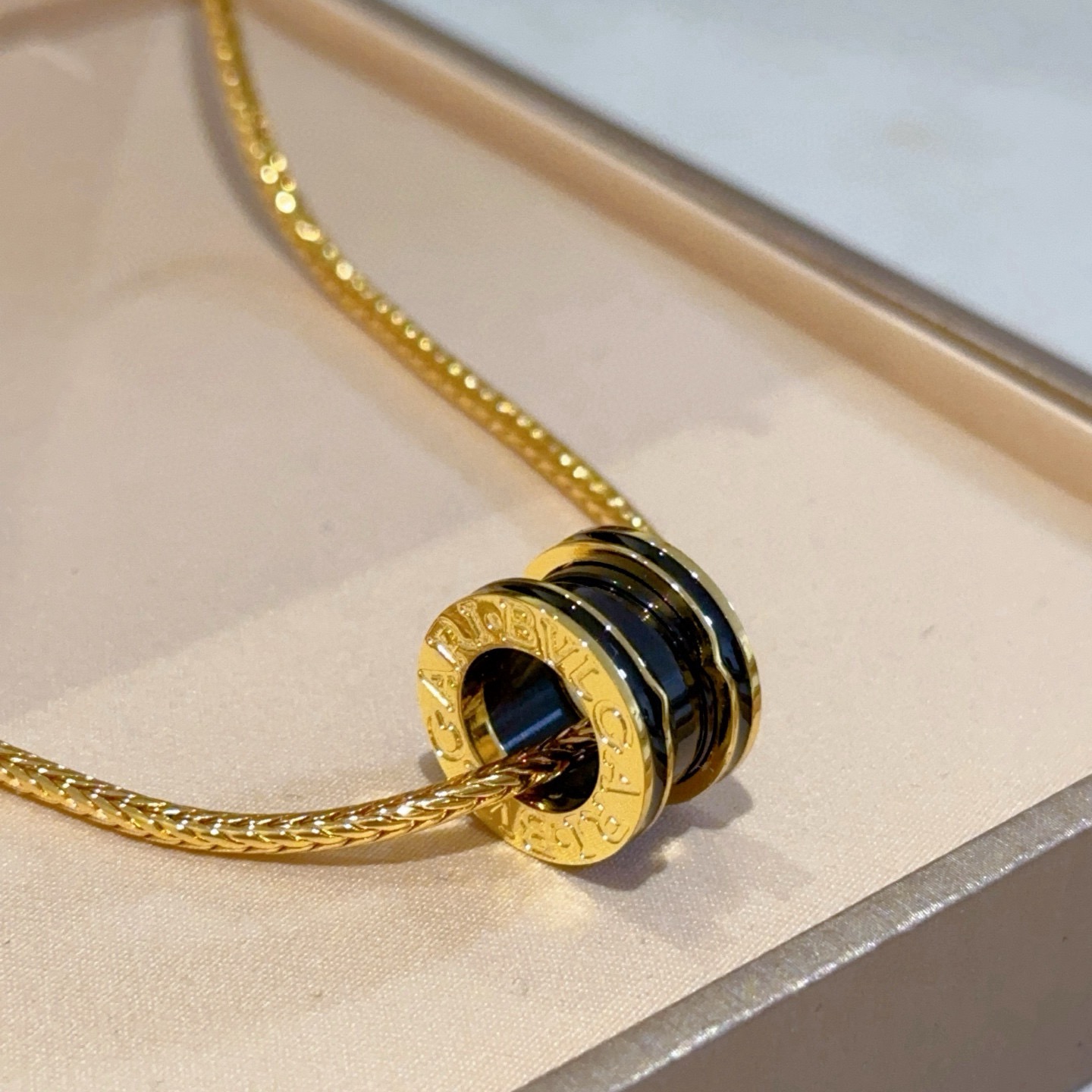 NO:590161,Batch. Bvlgari necklace V gold material. BVLGARI DIVAS’ DREAM series. Perfect appearance, unparalleled details. The unique color is completely impeccable. It is also decorated with a classic ring shape design. It is simple yet elegant and eye-catching. The combination of gold and gold is more elegant and elegant. Same style for men and women. Bvlgari necklace, jewelry boutique, bottega veneta, bvlgari, bvlgari, necklace, gold19860909批.宝格丽项链V金材质.BVLGARI宝格丽 DIVAS‘ DREAM 系列 品相完美,细节无敌,那种独特的色泽完全无可挑剔,再缀以经典指环外形设计,简约之余却又优雅夺目,黄金金的组合更显气色,上身雅致动人.男女同款 宝格丽项链,饰品精品,bottega veneta,bvlgari,bvlgari,necklace,gold,Jewelry