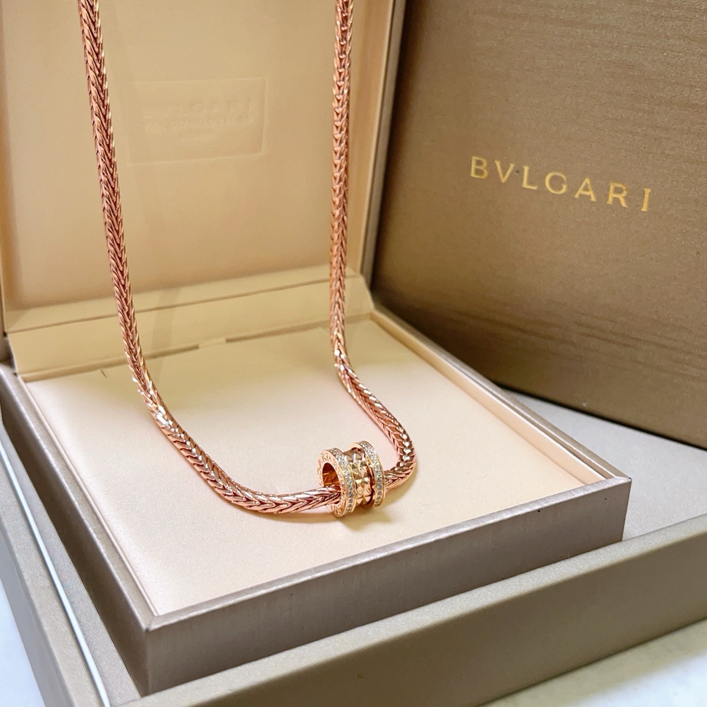 NO:590173,Batch Bulgari necklace V gold material. BVLGARI BVLGARI DIVAS' DREAM series. Perfect appearance, unparalleled details, the unique color is completely impeccable, and is decorated with a classic ring shape design. It is simple yet elegant and eye-catching. The combination of 18K gold is more elegant and elegant. Same style for men and women. Bvlgari necklace, fine jewelry, Bottega Veneta, bvlgari, bvlgari, necklace19860909批 宝格丽项链V金材质 .BVLGARI宝格丽 DIVAS‘ DREAM 系列 品相完美,细节无敌,那种独特的色泽完全无可挑剔,再缀以经典指环外形设计,简约之余却又优雅夺目,18K金的组合更显气色,上身雅致动人.男女同款 宝格丽项链,饰品精品,bottega veneta,bvlgari,bvlgari,necklace,Jewelry