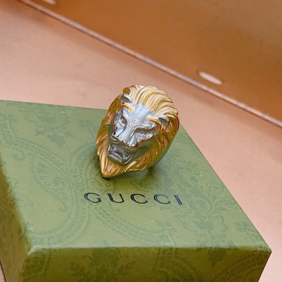NO:590212,Batch. The latest style of Gucci ring has a higher grade. The same style as the star's Anger Forest series. Double G is purely handmade. The Gucci ring is made by hand. The details are handmade. The glossy version is not available in the market. This one has been on the market. It is a best-selling model in Gucci. It is very good to match with trendy clothes. The size is 8 9 10 11, fine jewelry, gucci, ring.19860909批.古驰戒指最新款款式档次更高明星同款Anger Forest系列双G纯手工制作工艺 古驰戒指 狮子纯手工打造 细节对版纯手工处理 非市面亮面版型 这款一直在出 古驰里面热卖款 非常好搭配潮流衣服码数美8 9 10 11,饰品精品,gucci,ring,Jewelry