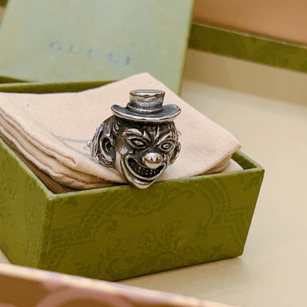 NO:590215,Batch. The latest style of Gucci ring, clown man, has a unique temperament and a higher grade. The same model as the star Anger Forest series. Double G. Pure hand-made craftsmanship. Gucci ring. Detail matching is purely hand-made. Non-market shiny version. This one has been out. The best-selling model in Gucci. Very good to match with trendy clothes. The size is 6 7 8 9 10 11, fine jewelry, gucci, ring.19860909批.古驰戒指最新款式小丑人独特气质档次更高明星同款Anger Forest系列双G纯手工制作工艺 古驰戒指 细节对版纯手工处理 非市面亮面版型 这款一直在出 古驰里面热卖款 非常好搭配潮流衣服码数美6 7 8 9 10 11,饰品精品,gucci,ring,Jewelry