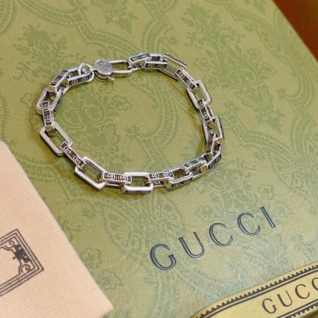 NO:590223,Batch. 2025 Gucci latest release. Recommended series Gucci Gucci bracelets. The latest classic style. Exquisite regardless of style and texture. It is absolutely top-notch. Just take a look and you will understand that matching clothes is more charming, attractive and temperamental. The original logo is super nice. The best choice for matching clothes. The must-have artifact for men and women. Code number: .17.18.19.20.21.22.23.24CM  It shows low-key luxury and connotation. It took more than 2 months to prepare the new style. It is really a decade of hard work in the stage. It is the ceiling in jewelry, fine jewelry, gucci, gucci, bracelet19860909批 . 2025古驰最新出炉 推荐系列Gucci古驰手链最新款的经典款 精致无论款式 质感 都是绝对的顶尖feel 只要看一眼就懂了搭配衣服更有魅力更有吸引力和气质 原版logo 超 nice 搭配衣服最佳的选择,男女同款必备神器码数:.17.18.19.20.21.22.23.24CM 显低调奢华有内涵.准备了2个多月的新款,真是台下十年功啊,饰品中的天花板,饰品精品,gucci,gucci,bracelet,Jewelry