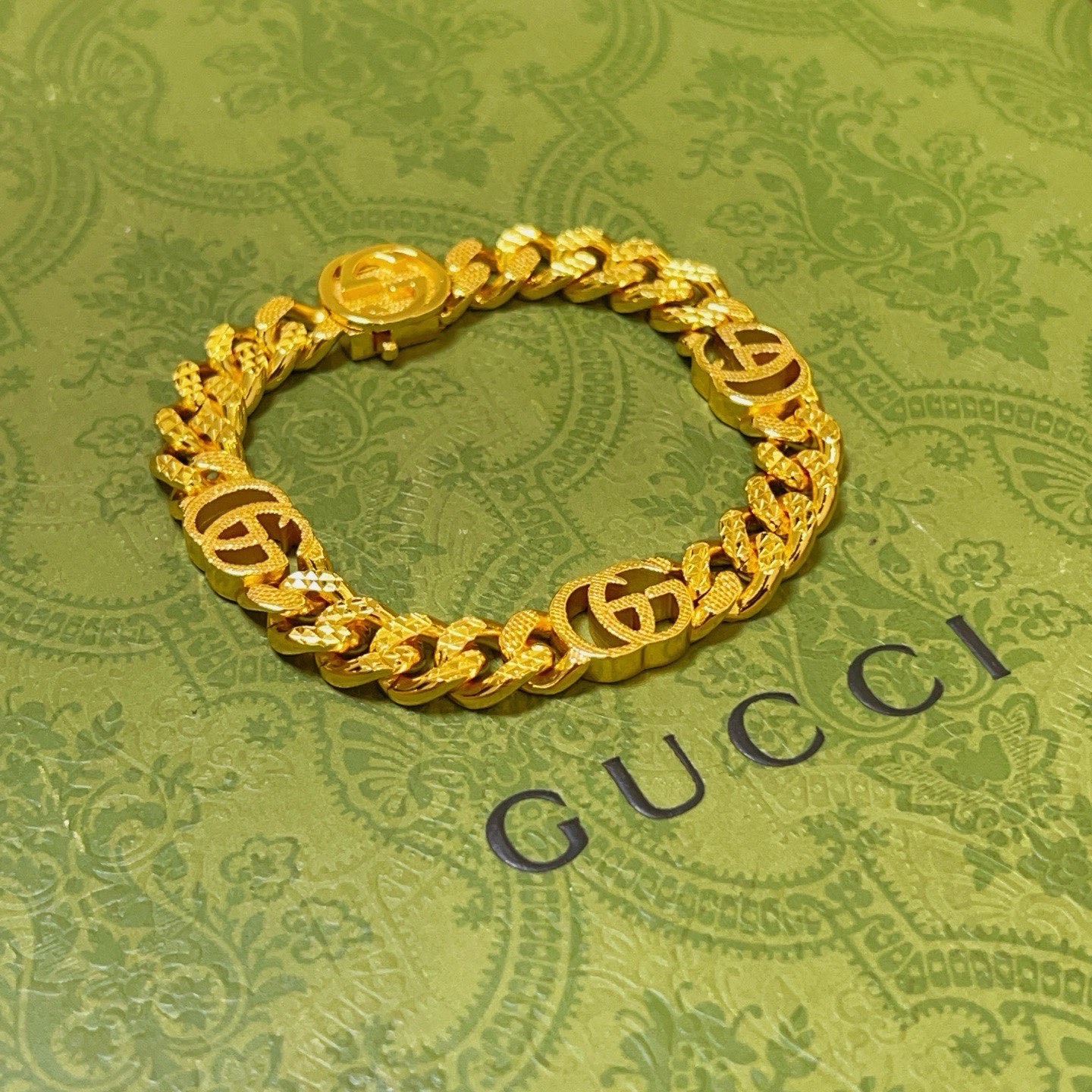 NO:575734,Batch. Gucci's new recommended models for the Year of the Snake 2025 are newly released. The latest classic model of Gucci Gucci bracelet is exquisite regardless of style and texture. It is absolutely top-notch. You can understand the original logo at a glance. Super nice. The most suitable choice for matching clothes. A must-have artifact for men and women. Size 18 20 22 24 cm. Simple and grand, low-key and luxurious. Boutique jewelry, gucci, gucci, bracelet19860909批 . 古驰蛇年新款推荐款2025最新出炉 Gucci古驰手链最新款经典款 精致无论款式 质感 都是绝对的顶尖feel 只要看一眼就懂了原版logo 超 nice 搭配衣服最适合的选择,男女同款必备神器 码数18 20 22 24厘米 简单又大气,低调显奢华,饰品精品,gucci,gucci,bracelet,Jewelry