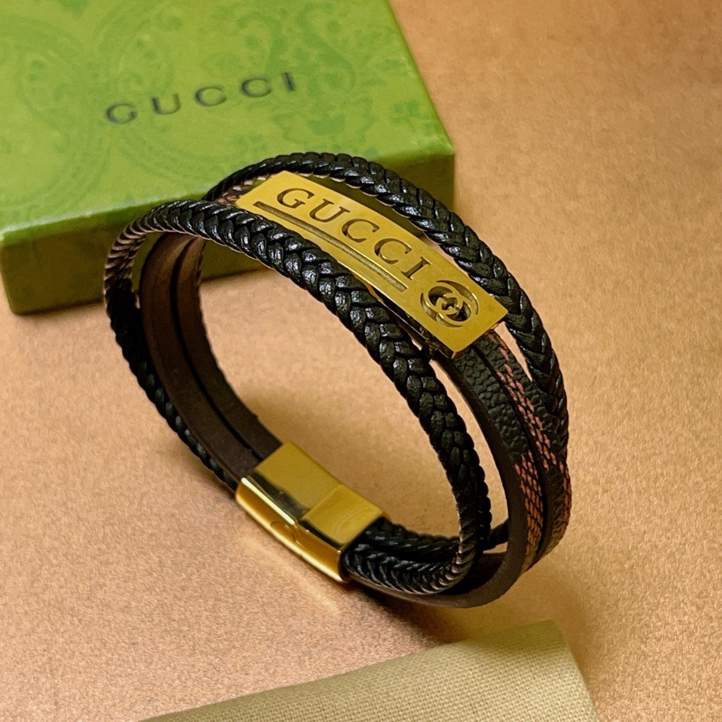 NO:575736,Batch new products for sale Gucci bracelets latest model pure handmade first-layer cowhide material with higher grade. Stars have the same Anger Forest series double G classic series retro silver bracelet bracelets. Details are distressed and not available in the market. This model has been sold in Gucci. It is a best-selling model in Gucci. It goes well with trendy clothes, fine jewelry, gucci, bracelet, cowhide.19860909批 新品发售 古驰手绳手环最新款纯手工头层牛皮材质档次更高明星同款Anger Forest系列双G经典款系列复古银手链手绳 细节对版做旧处理 非市面亮面版型 这款一直在出 古驰里面热卖款 非常好搭配潮流衣服,饰品精品,gucci,bracelet,cowhide,Jewelry