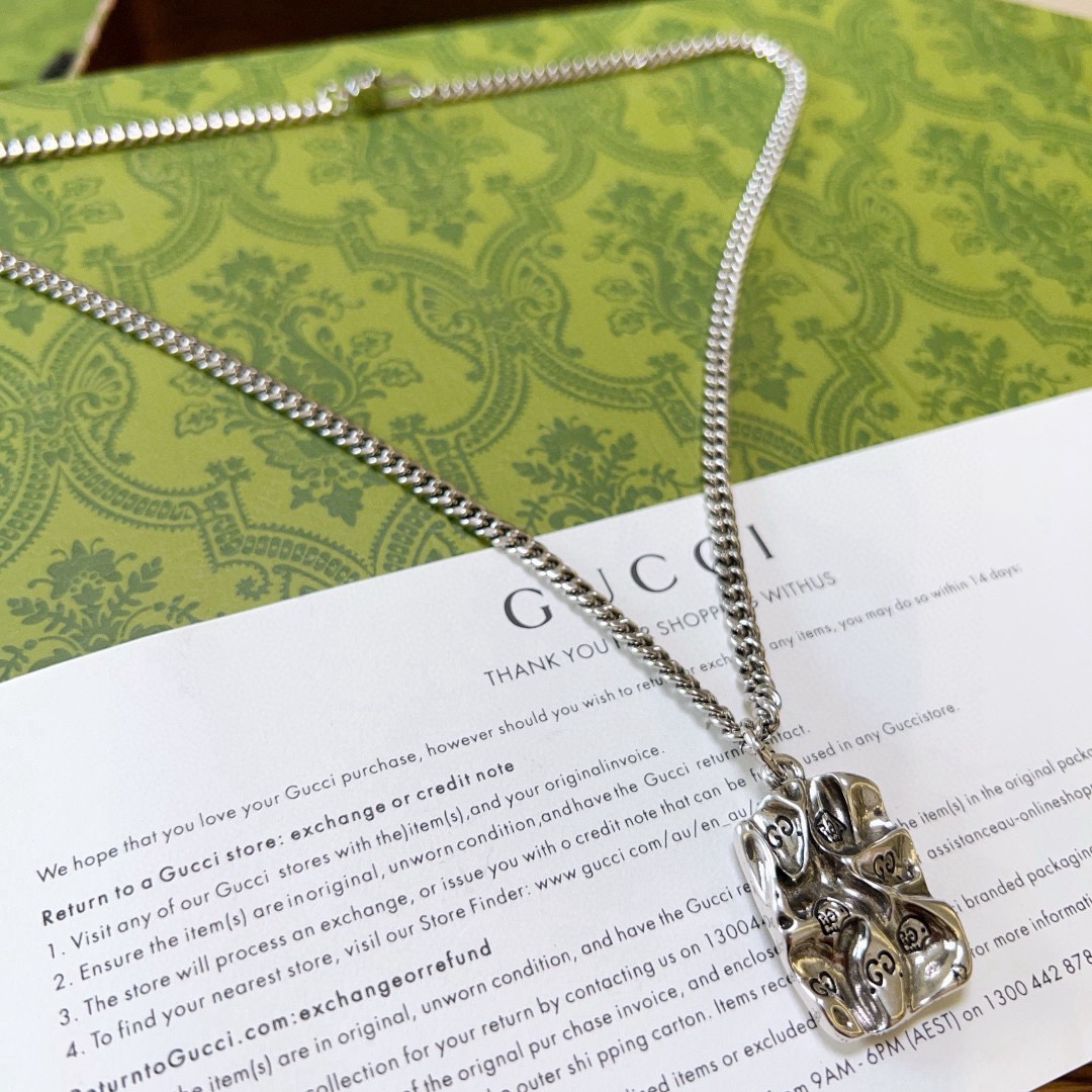 NO:575728,The latest Gucci necklace has a higher grade. The same style as the Anger Forest series for celebrities. The new Gucci necklace. Pay attention to the exclusive details and craftsmanship. The length of the chain is 60 cm and the length can be changed. The details are distressed. The shiny version is not available in the market. This model has been on the market. It is a best-selling model in Gucci. It is very good to match with trendy clothes, fine jewelry, Gucci, and necklace.19860909批古驰项链最新款链条档次更高明星同款Anger Forest系列新款古驰项链.认准独家细节工艺 链长60厘米可改长度 细节对版做旧处理 非市面亮面版型 这款一直在出 古驰里面热卖款 非常好搭配潮流衣服,饰品精品,gucci,necklace,Jewelry