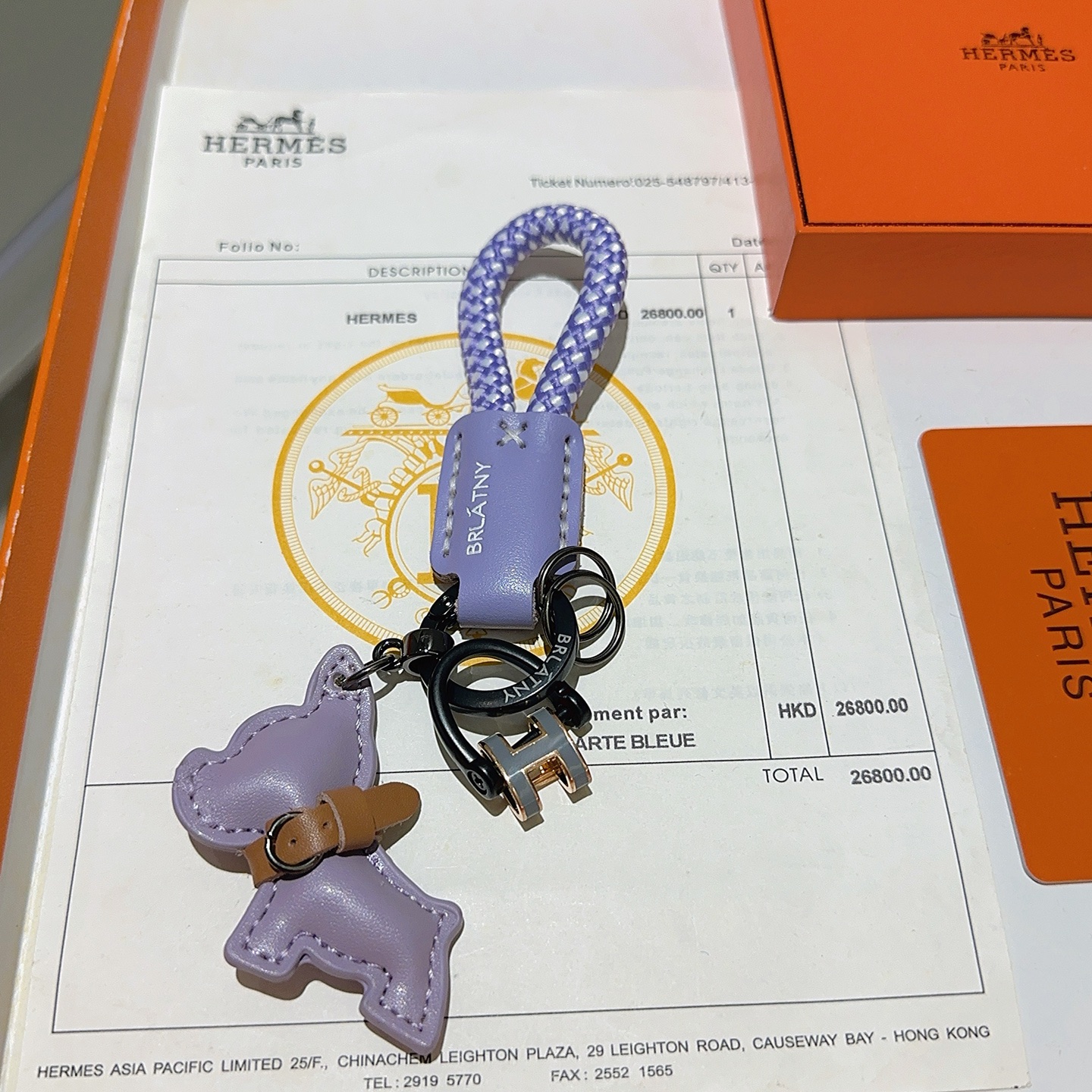 Hermes H Logo Bulldog Charm Porte-clés pendentif Cuir violet lavande accent cuir marron cordon tressé violet et blanc bronze à canon matériel noir or rose et gris Breloque logo H 10 cm longueur totale