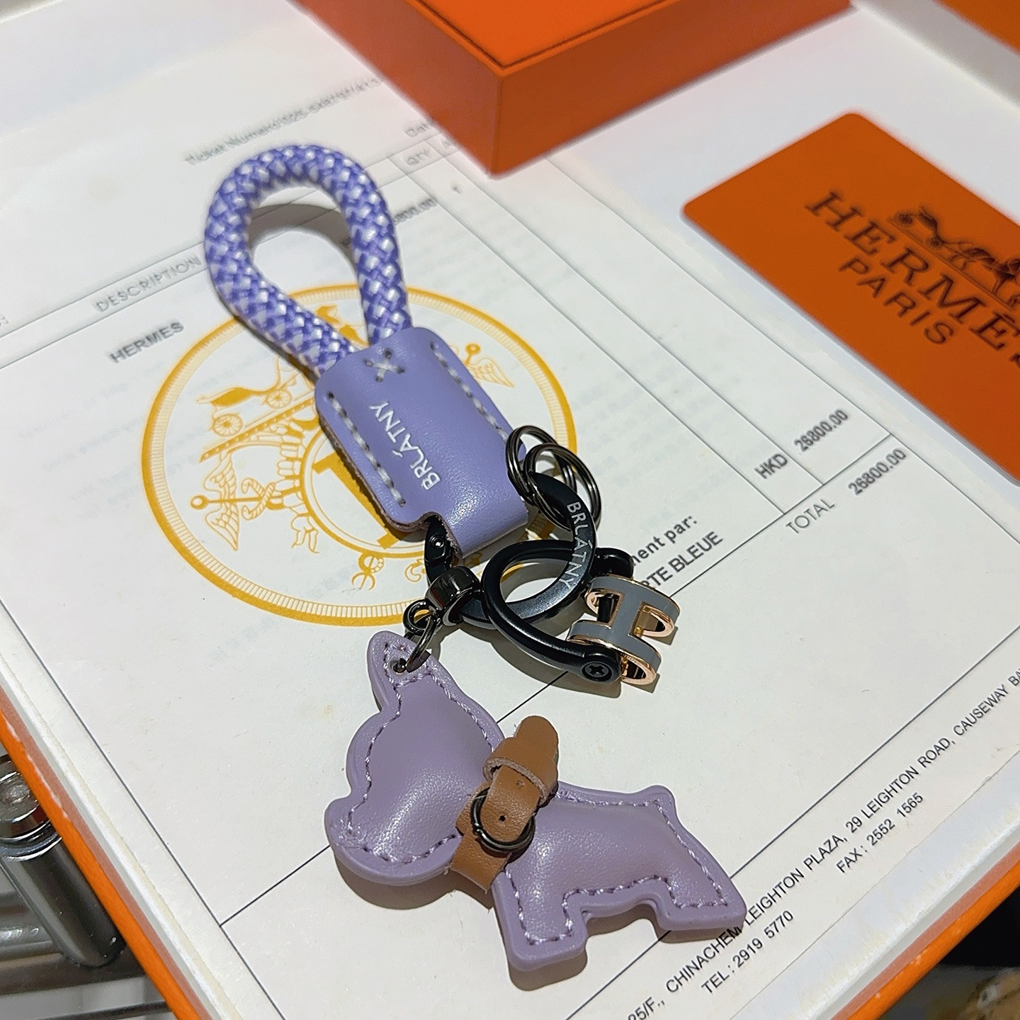 Hermes H Logo Bulldog Charm Porte-clés pendentif Cuir violet lavande accent cuir marron cordon tressé violet et blanc bronze à canon matériel noir or rose et gris Breloque logo H 10 cm longueur totale