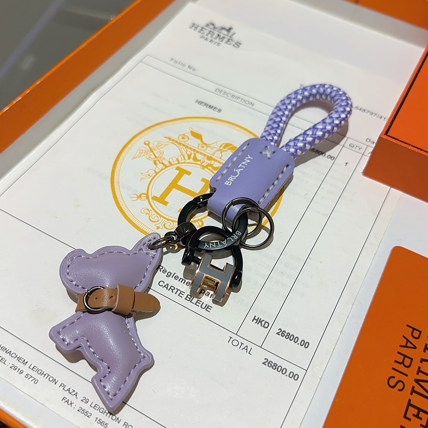 Hermes H Logo Bulldog Charm Porte-clés pendentif Cuir violet lavande accent cuir marron cordon tressé violet et blanc bronze à canon matériel noir or rose et gris Breloque logo H 10 cm longueur totale
