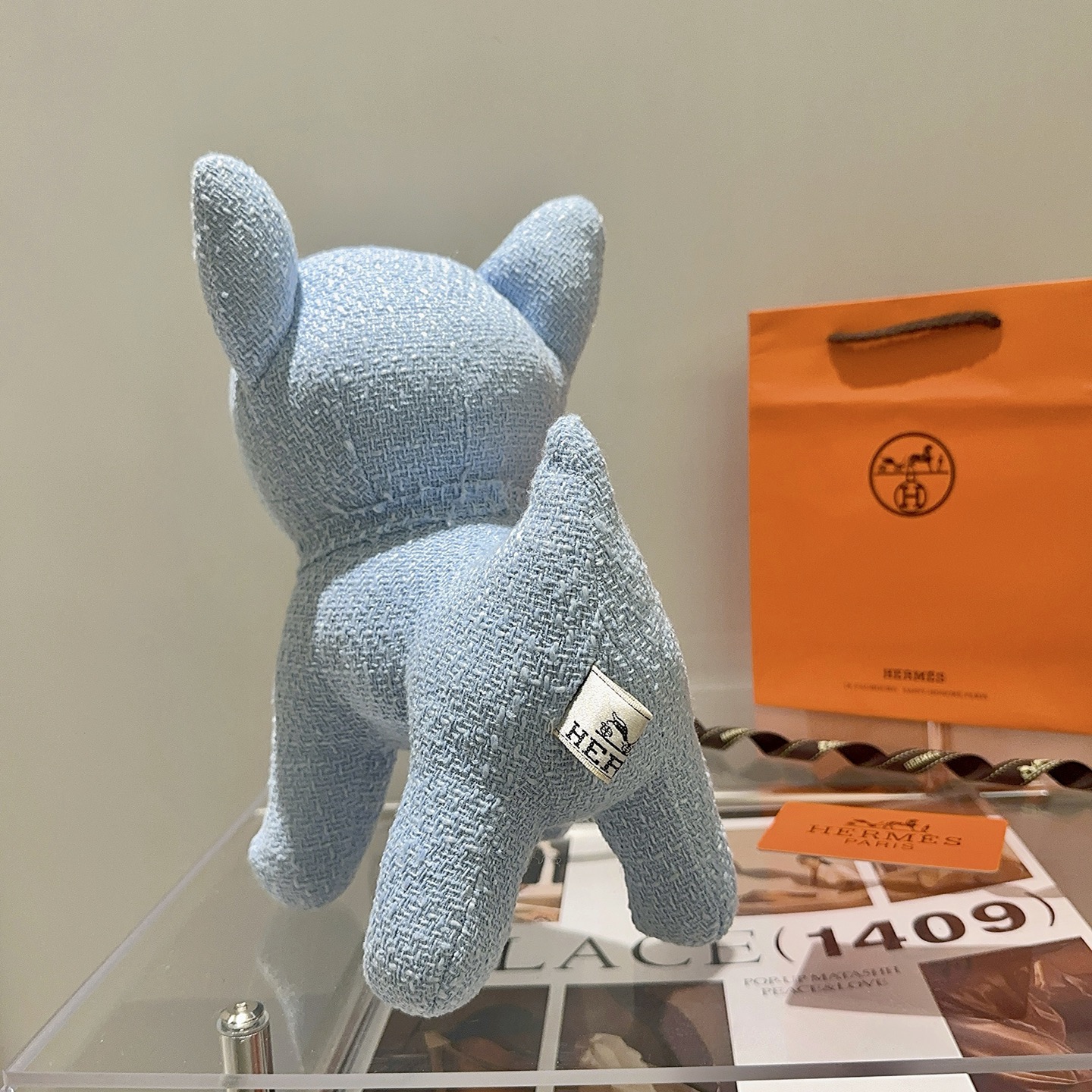 Colgante Hermes French Bulldog Plush Charm de tela texturizada azul claro con detalles de plástico negro 28 cm