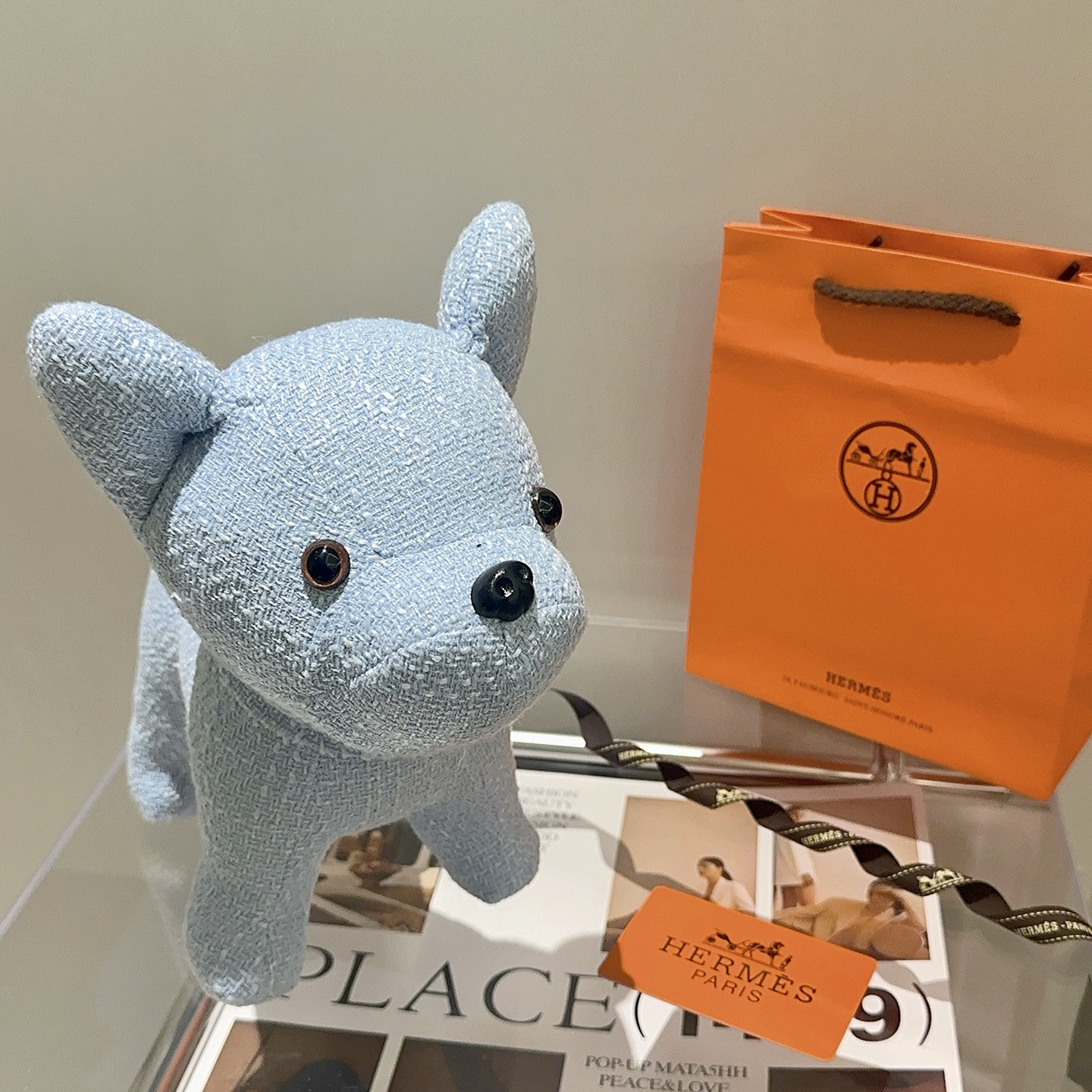 Colgante Hermes French Bulldog Plush Charm de tela texturizada azul claro con detalles de plástico negro 28 cm