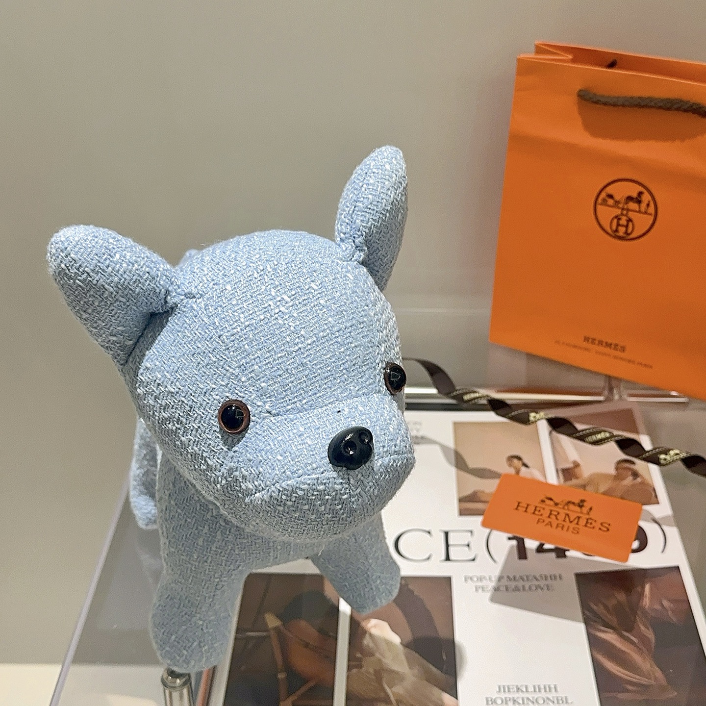Colgante Hermes French Bulldog Plush Charm de tela texturizada azul claro con detalles de plástico negro 28 cm