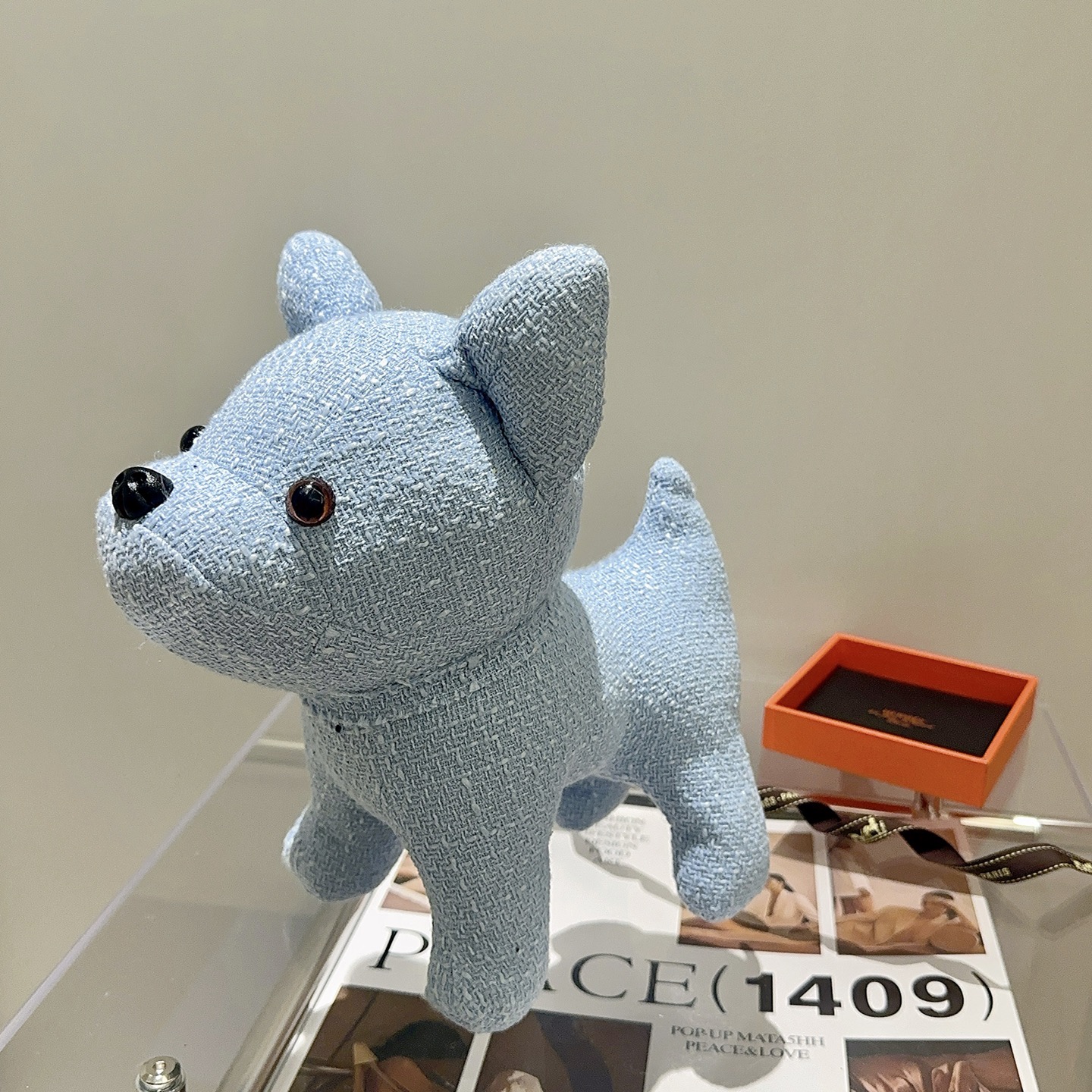 Colgante Hermes French Bulldog Plush Charm de tela texturizada azul claro con detalles de plástico negro 28 cm