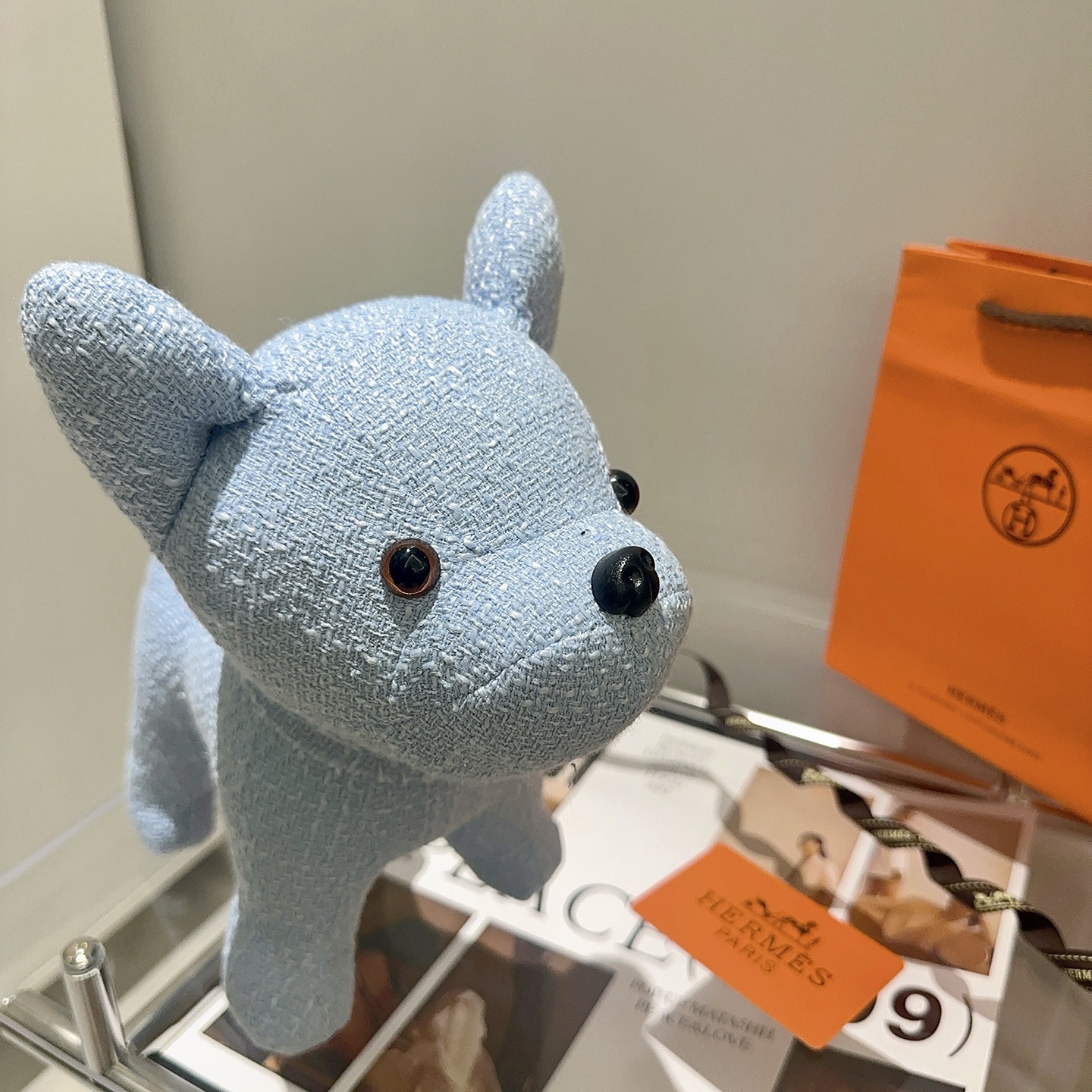 Colgante Hermes French Bulldog Plush Charm de tela texturizada azul claro con detalles de plástico negro 28 cm