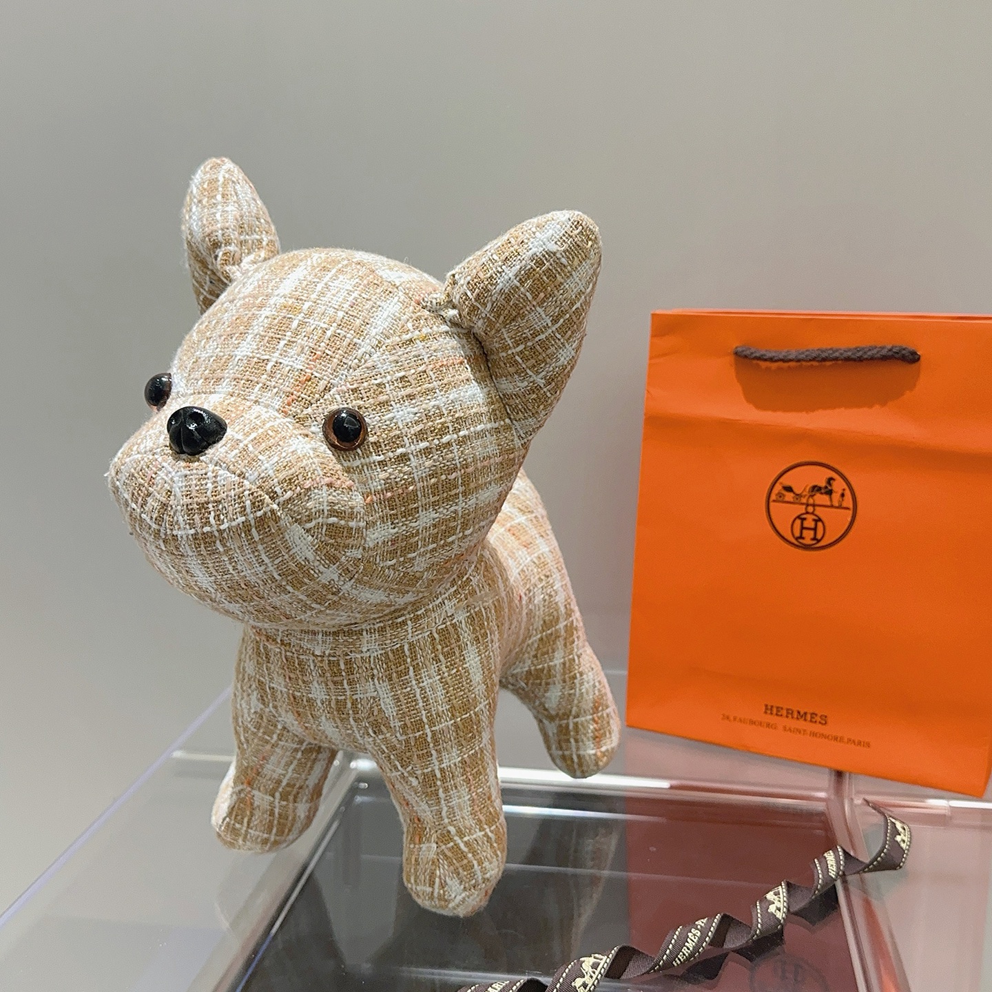 NO:575729,Batch. Hot model is coming. The official website of Hermès launches the new French Doll doll for exclusive high-quality sale. Exports orders to France and releases new products. A Hermès French Doll doll. Purely hand-made. The texture and fullness are all in place. Not many in stock, and the hands are slow. Super cute. Looking forward to my French Doll. Put it in the car and at home. Full of high-end feeling. 28cm size, original Hermès label, boutique jewelry, hermes19860909批. 爆款来袭 爱马仕官网首发新品法斗玩偶独家高品质发售 出口法国订单新品发布 ,爱马仕的一款法斗公仔 纯手工制作工艺 质感 饱满度全部到位 现货不多,手慢无 超级可爱的 期待我的法斗.放车里放家里高级感满满 28cm的尺寸,原单爱马仕标签,饰品精品,hermes,Jewelry