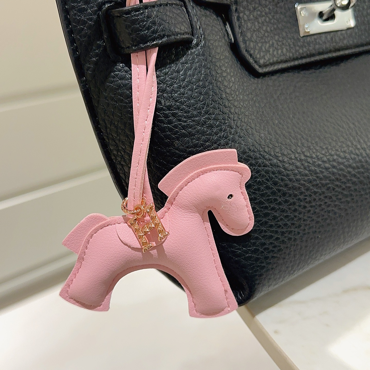 Hermes Rodeo Pegase Horse Bag Charm pendentif Sakura en cuir rose métal doré rose avec accents de cristal clair longueur du bracelet 12 cm
