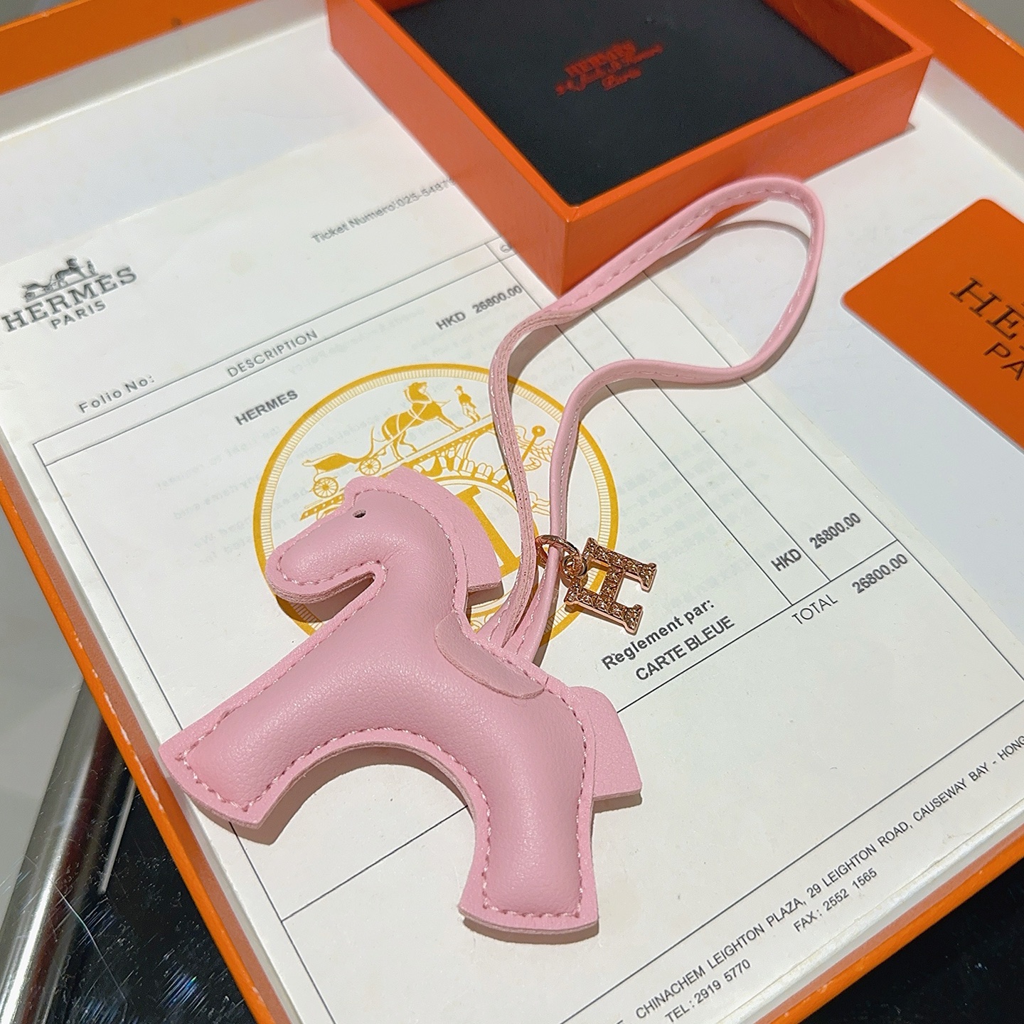 Hermes Rodeo Pegase Horse Bag Charm pendentif Sakura en cuir rose métal doré rose avec accents de cristal clair longueur du bracelet 12 cm