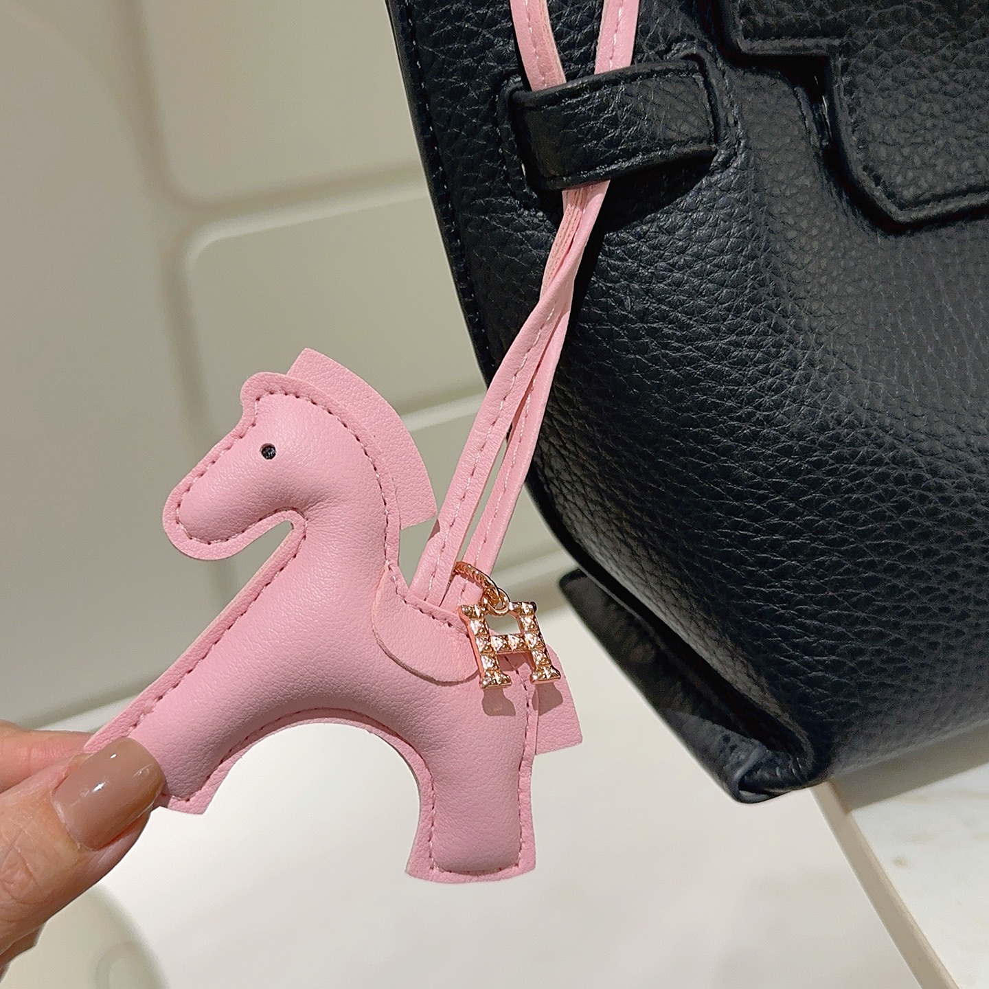Hermes Rodeo Pegase Horse Bag Charm pendentif Sakura en cuir rose métal doré rose avec accents de cristal clair longueur du bracelet 12 cm