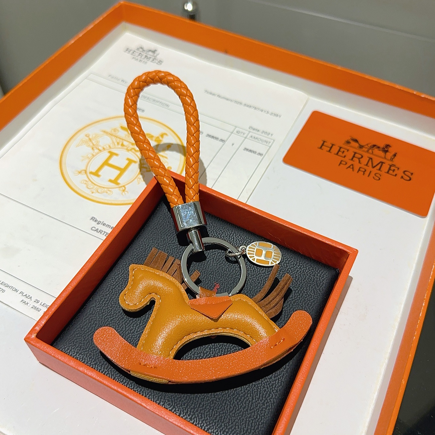 Hermes Rodeo Rocking Horse Bag Charm Llavero colgante Metal en tono plateado Cuero naranja y tostado Detalles de cuero marrón 10 cm Correa trenzada 5 cm