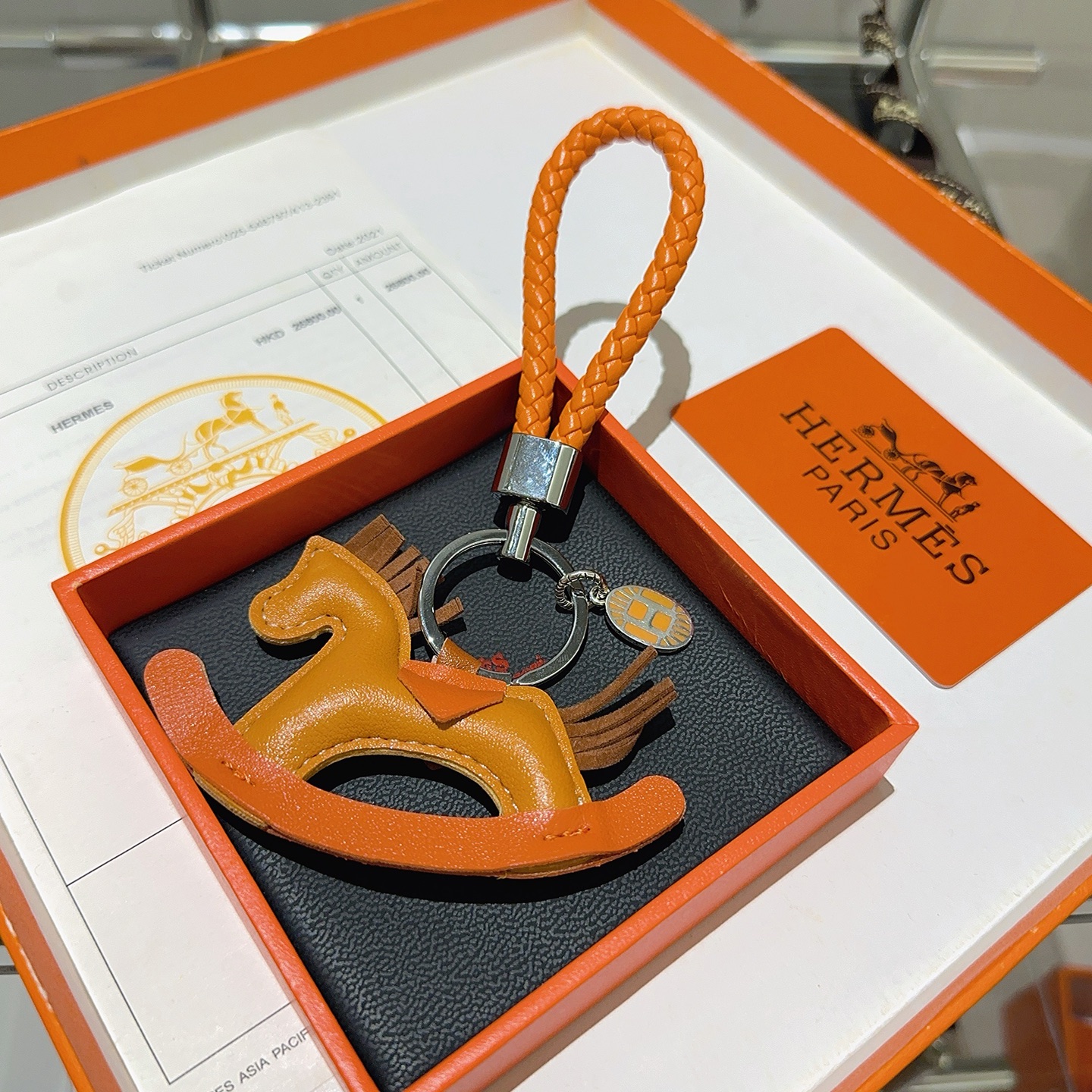 Hermes Rodeo Rocking Horse Bag Charm Llavero colgante Metal en tono plateado Cuero naranja y tostado Detalles de cuero marrón 10 cm Correa trenzada 5 cm