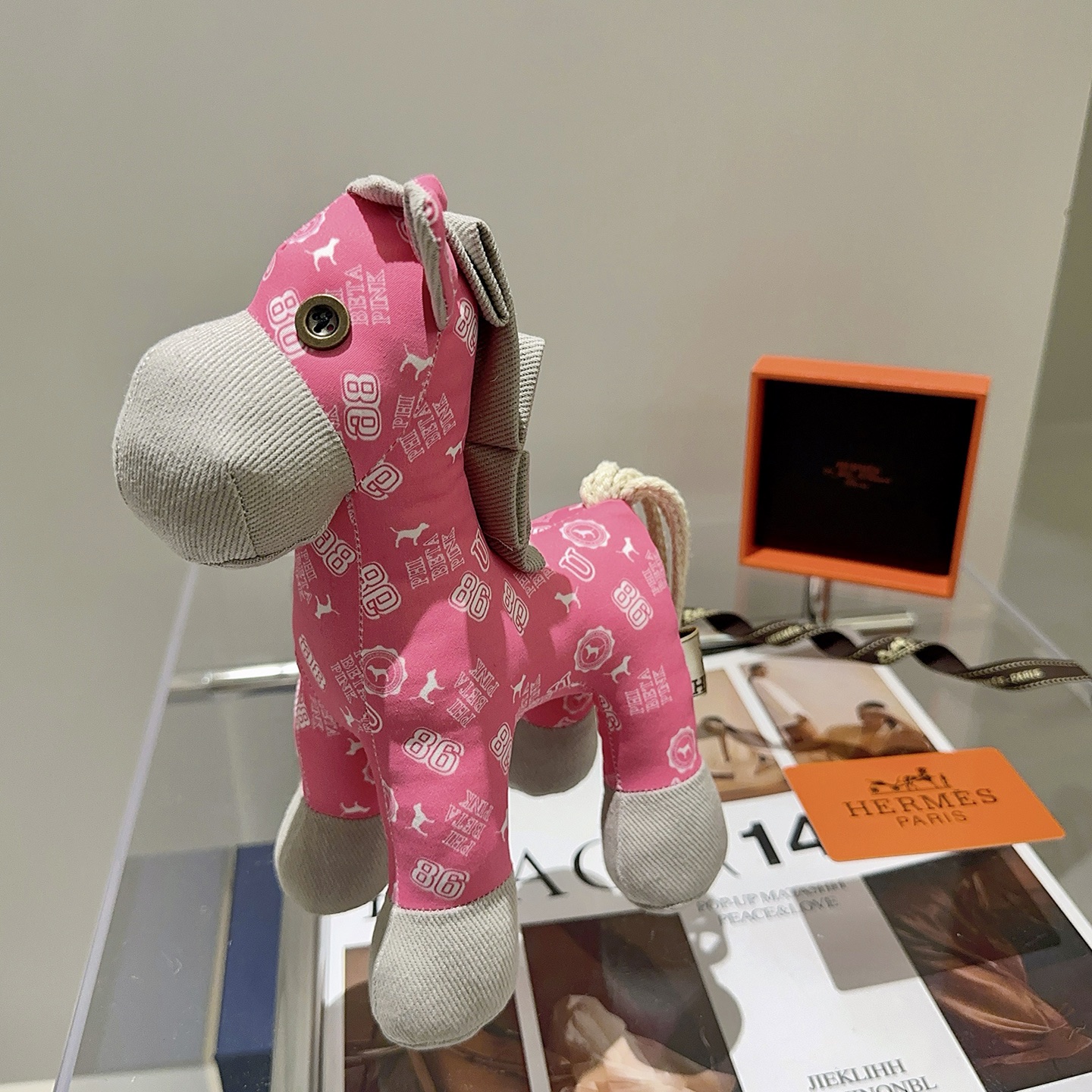 NO:583379,Batch. Hot model is coming. Hermès official website debuts new horse dolls for exclusive high-quality sale. New products for export to France are released. A horse doll from Hermès. Purely hand-made. The texture and fullness are all in place. Not many in stock, and the hands are slow. Super cute. Looking forward to my horse. Put it in the car and put it at home. Full of high-end feeling. 35cm size, original Hermès label, boutique jewelry, hermes19860909批. 爆款来袭 爱马仕官网首发新品马玩偶独家高品质发售 出口法国订单新品发布 ,爱马仕的一款马公仔 纯手工制作工艺 质感 饱满度全部到位 现货不多,手慢无 超级可爱的 期待我的马.放车里放家里高级感满满 35cm的尺寸,原单爱马仕标签,饰品精品,hermes,Jewelry