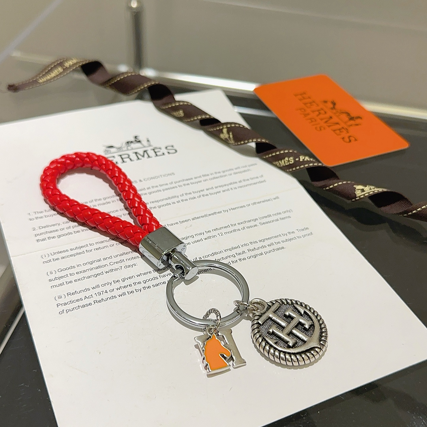 NO:583380,Batch. New Hermes Hermes keychain keychain thickened version Platinum version. High-end Seiko version [color][color] Many Internet celebrities have the same style. Hermes pendant keychain is a test of the master's craftsmanship. It is not easy to ensure that every detail is in place [color][color] High-end customization. Same style for men and women. Hermès is popular. 1:1 super refined like stars. The same K gold texture, crafted with high-end precision craftsmanship.  The car keychain is really awesome, fine jewelry, hermes, hermes, keychain19860909批.新款Hermes爱马仕钥匙扣钥匙扣加厚版 铂金版.高级精工版[色][色]众多网红同款 爱马仕挂饰钥匙扣太考验师傅的手艺了 要确保每个细节都到位不简单[色][色] 高端定制 男女同款 爱马仕火爆 1:1超精赞明星 同款 k金质感,精工高端工艺打造出炉. 车钥匙扣上真的赞爆,饰品精品,hermes,hermes,keychain,Jewelry