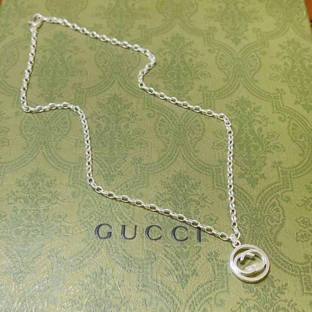NO:583384,The latest version of the Gucci necklace has a higher grade. The same style as the star's Anger Forest series. Double G classic model. The Gucci series silver necklace. The details are distressed. The glossy version is not available in the market. This model has been on the market. It is a best-selling model in Gucci. It goes well with trendy clothes, fine jewelry, Gucci, and necklace.19860909批古驰项链最新款链条档次更高明星同款Anger Forest系列双G经典款古驰系列银项链 细节对版做旧处理 非市面亮面版型 这款一直在出 古驰里面热卖款 非常好搭配潮流衣服,饰品精品,gucci,necklace,Jewelry