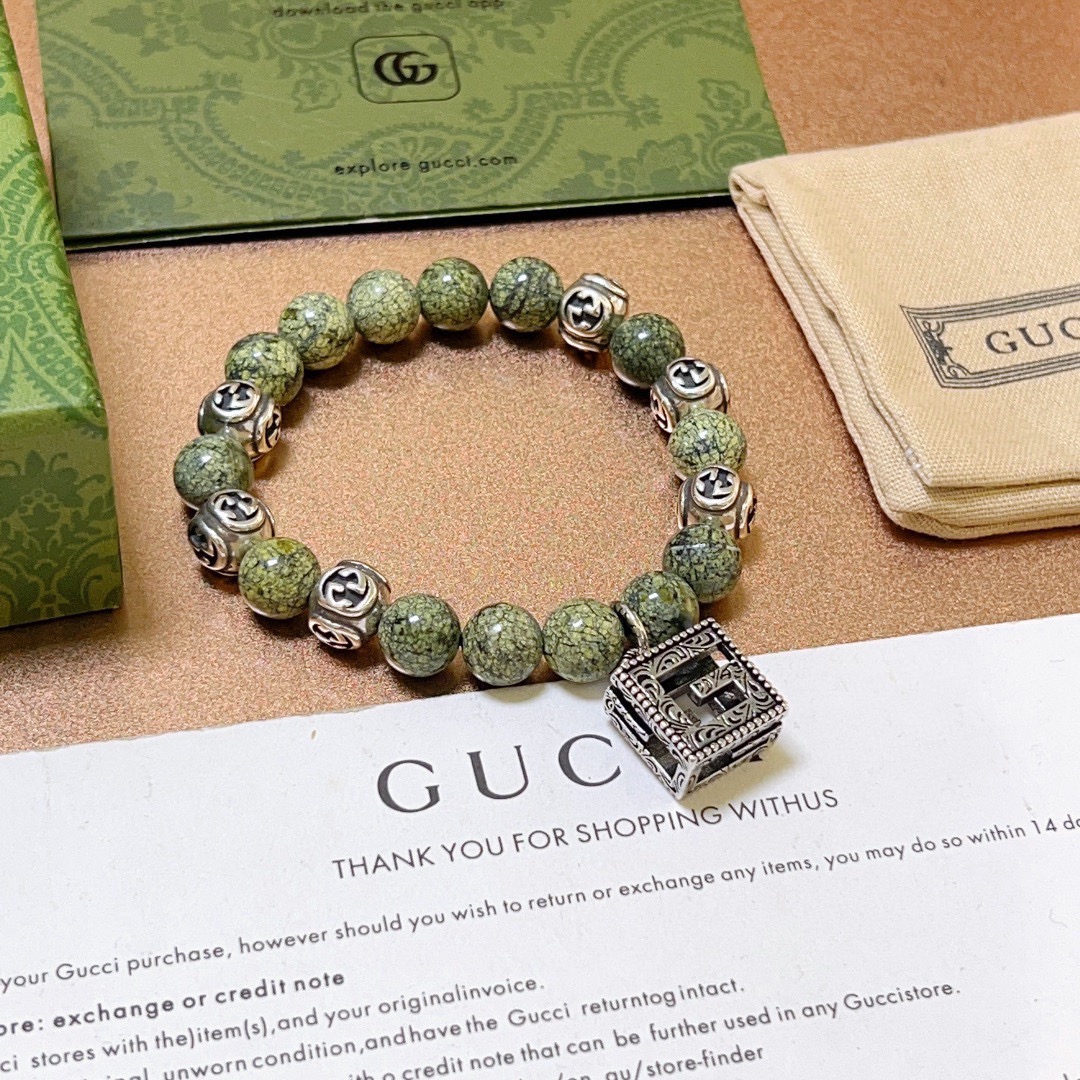 NO:575733,Batch Gucci bracelets for men and women. The latest natural medicine king bracelet is of a higher grade. The same style as the star Anger Forest series double g stone crystal bracelet. Size: 16-24 cm. The details are distressed. The shiny version is not available in the market. It is not commonly made in the market. This model has been released. The best-selling model in Gucci. It is very good to match clothes, high-quality jewelry, gucci, and bracelets.19860909批 古驰手链男女同款 最新款天然药王手链档次更高明星同款Anger Forest系列双g石水晶手链 尺寸:16-24厘米 细节对版做旧处理 非市面亮面版型 非市面普通做这款一直在出 古驰里面热卖款 非常好搭配衣服,饰品精品,gucci,bracelet,Jewelry