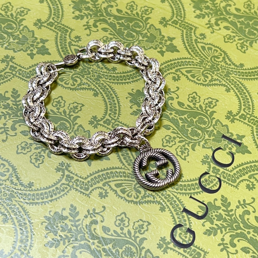 NO:583395,Batch. The latest Gucci bracelet is the latest classic model. It is exquisite regardless of style and texture. It is absolutely top-notch. You can understand the original logo at a glance. It is super nice. It is the best choice for matching clothes. It is a must-have artifact for men and women. Size 17.18.19.20.21.22.23 cm, fine jewelry, gucci, gucci, bracelet19860909批. 最新出炉 Gucci古驰手链最新款的经典款 精致无论款式 质感 都是绝对的顶尖feel 只要看一眼就懂了原版logo 超 nice 搭配衣服最佳的选择,男女同款必备神器 码数17.18.19.20.21.22.23厘米,饰品精品,gucci,gucci,bracelet,Jewelry