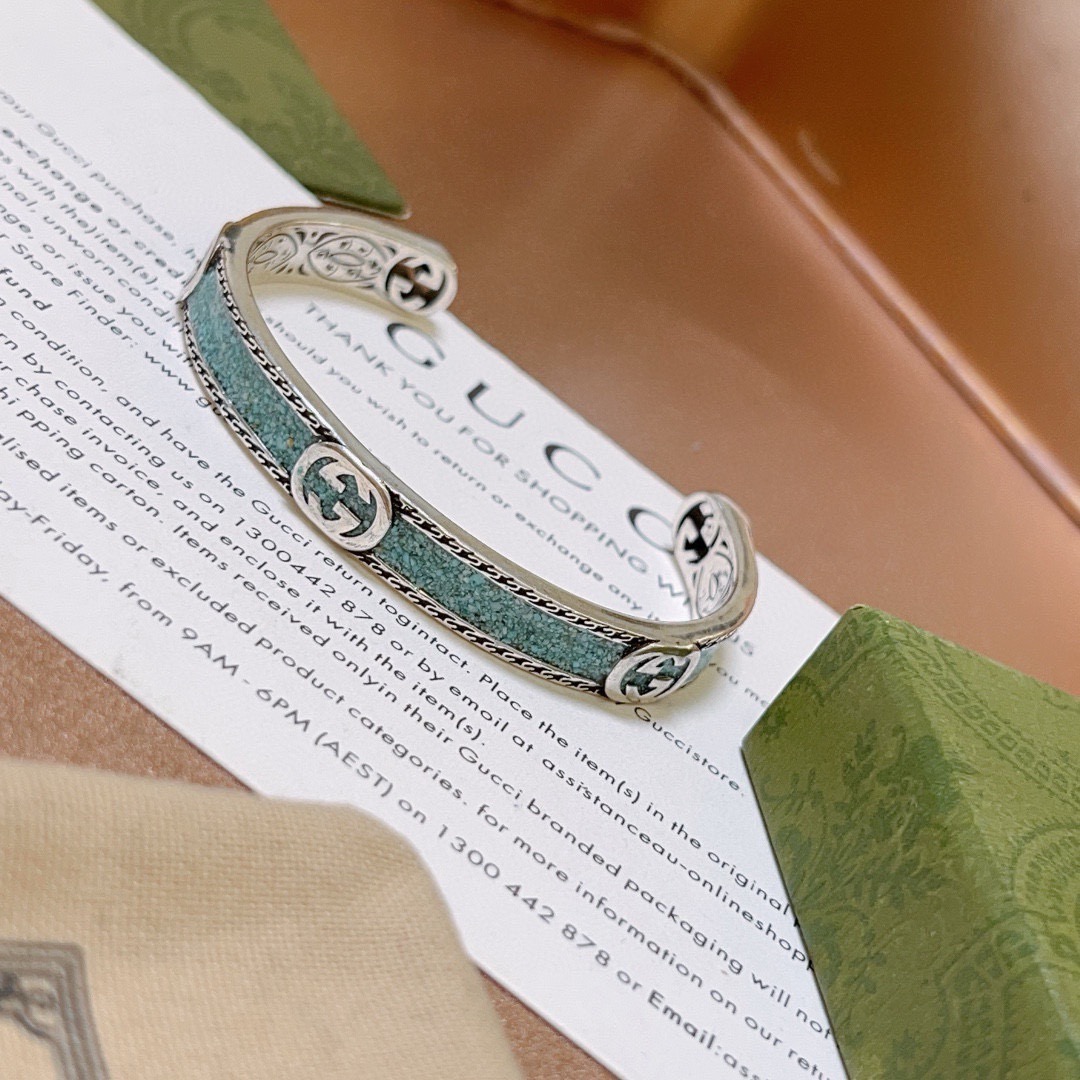 NO:583403,Batch. Gucci bracelet bracelet lake blue. Lake blue marble is unique and charming. The latest bracelet is of a higher grade. The same model as the star Anger Forest series. Double G classic series. Retro silver marble. High quality Gucci bracelet. The details are distressed. The non-market glossy version. This one has been out. It is a best-selling model in Gucci. It goes well with trendy clothes, fine jewelry, gucci, and bracelets.19860909批.古驰手镯手环湖蓝色 湖蓝色大理石独特魅力十足最新款手镯档次更高明星同款Anger Forest系列双G经典款系列复古银大理石高品质古驰手环 细节对版做旧处理 非市面亮面版型 这款一直在出 古驰里面热卖款 非常好搭配潮流衣服,饰品精品,gucci,bracelet,Jewelry