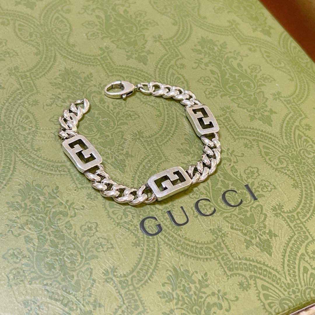 NO:575739,Batch. Newly released Gucci Gucci bracelet, the latest classic model, exquisite no matter the 3G style, the texture is absolutely top-notch. You can understand the original logo at a glance. Super nice, the best choice for matching clothes, a must-have artifact for men and women. Size 18.20.22 cm, fine jewelry, gucci, gucci, bracelet19860909批. 新出炉 Gucci古驰手链最新款的经典款 精致无论3G款式 质感 都是绝对的顶尖feel 只要看一眼就懂了原版logo 超 nice 搭配衣服最佳的选择,男女同款必备神器 码数18.20.22厘米,饰品精品,gucci,gucci,bracelet,Jewelry