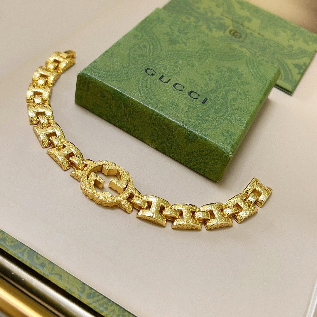 NO:583408,Batch. The latest Gucci bracelet is the latest classic model. It is exquisite regardless of style and texture. It is absolutely top-notch. You can understand the original logo at a glance. It is super nice and the best choice for matching clothes. It is a must-have artifact for men and women. Size 18.20.22.24, fine jewelry, gucci, gucci, bracelet19860909批.最新出炉 Gucci古驰手链最新款的经典款 精致无论款式 质感 都是绝对的顶尖feel 只要看一眼就懂了原版logo 超 nice 搭配衣服最佳的选择,男女同款必备神器 码数18.20.22.24,饰品精品,gucci,gucci,bracelet,Jewelry