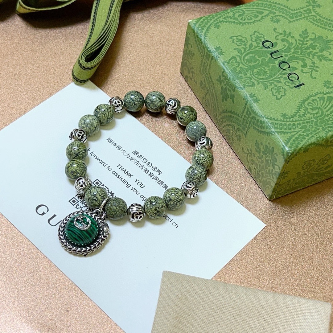 NO:583410,Batch of Gucci bracelets for men and women. The latest Yao Wang stone bracelet is of higher quality. The same style as the star Anger Forest series double g Yao Wang stone crystal bracelet. Size: 16-24 cm. The details are distressed. The shiny version is not available in the market. This model is not commonly made in the market. It has been released. The best-selling model in Gucci. Very good to match clothes, high-quality jewelry, Gucci, Bracelet.19860909批 古驰手链男女同款 最新款药王石手链档次更高明星同款Anger Forest系列双g药王石水晶手链 尺寸:16-24厘米 细节对版做旧处理 非市面亮面版型 非市面普通做这款一直在出 古驰里面热卖款 非常好搭配衣服,饰品精品,gucci,bracelet,Jewelry