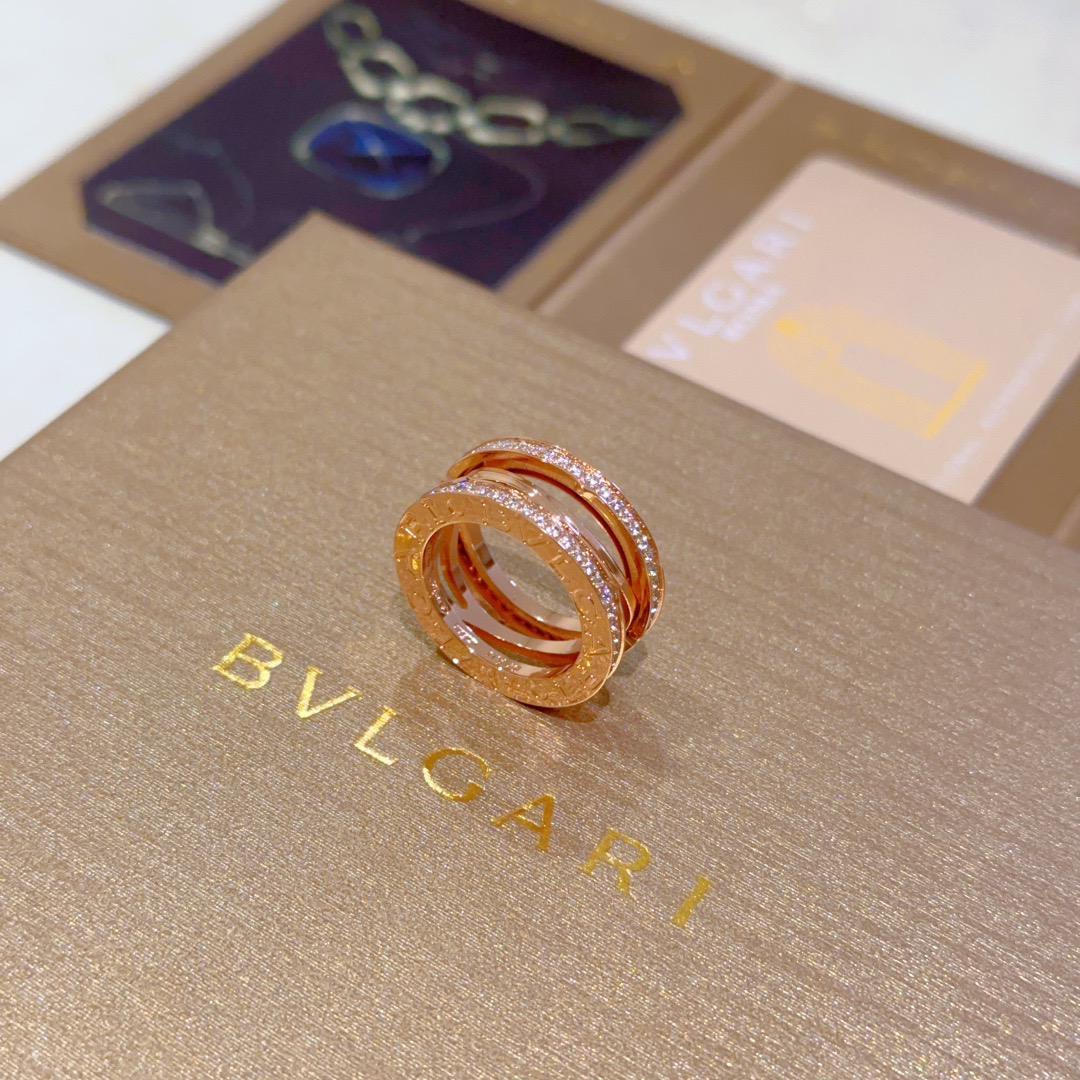 NO:583412,Batch. Bvlgari ring V gold material. BVLGARI DIVAS’ DREAM enamel series. Perfect appearance, unparalleled details. The unique color is completely impeccable. It is decorated with a classic ring shape design. It is simple yet elegant and eye-catching. The combination of rose gold and brown ceramics is more elegant. The upper body is elegant and moving. Same style for men and women. Bvlgari ring code number: 6789 10 11, boutique jewelry, bottega  veneta,bvlgari,bvlgari,ring19860909批.宝格丽戒指V金材质.BVLGARI宝格丽 DIVAS‘ DREAM 珐琅系列 品相完美,细节无敌,那种独特的色泽完全无可挑剔,再缀以经典指环外形设计,简约之余却又优雅夺目,玫瑰金棕陶瓷的组合更显气色,上身雅致动人.男女同款 宝格丽戒指 码数:6789 10 11,饰品精品,bottega veneta,bvlgari,bvlgari,ring,Jewelry