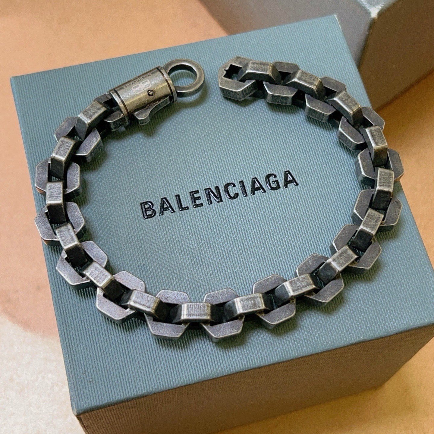 NO:575738,Batch. Original new product Balenciaga Bracelet Balenciaga Bracelet Counter Same Balenciaga Bracelet Men's hot model shipped Unique design avant-garde A must-have for men!  Retro old design, no oxidation or fading, fine jewelry, balenciaga, balenciaga, bracelet19860909批. 原单货新品 巴黎世家手链Balenciaga手链专柜一致巴黎世家手链 男士火爆款出货 设计独特 前卫 男士必备！复古做旧设计 任带不氧化不退色,饰品精品,balenciaga,balenciaga,bracelet,Jewelry