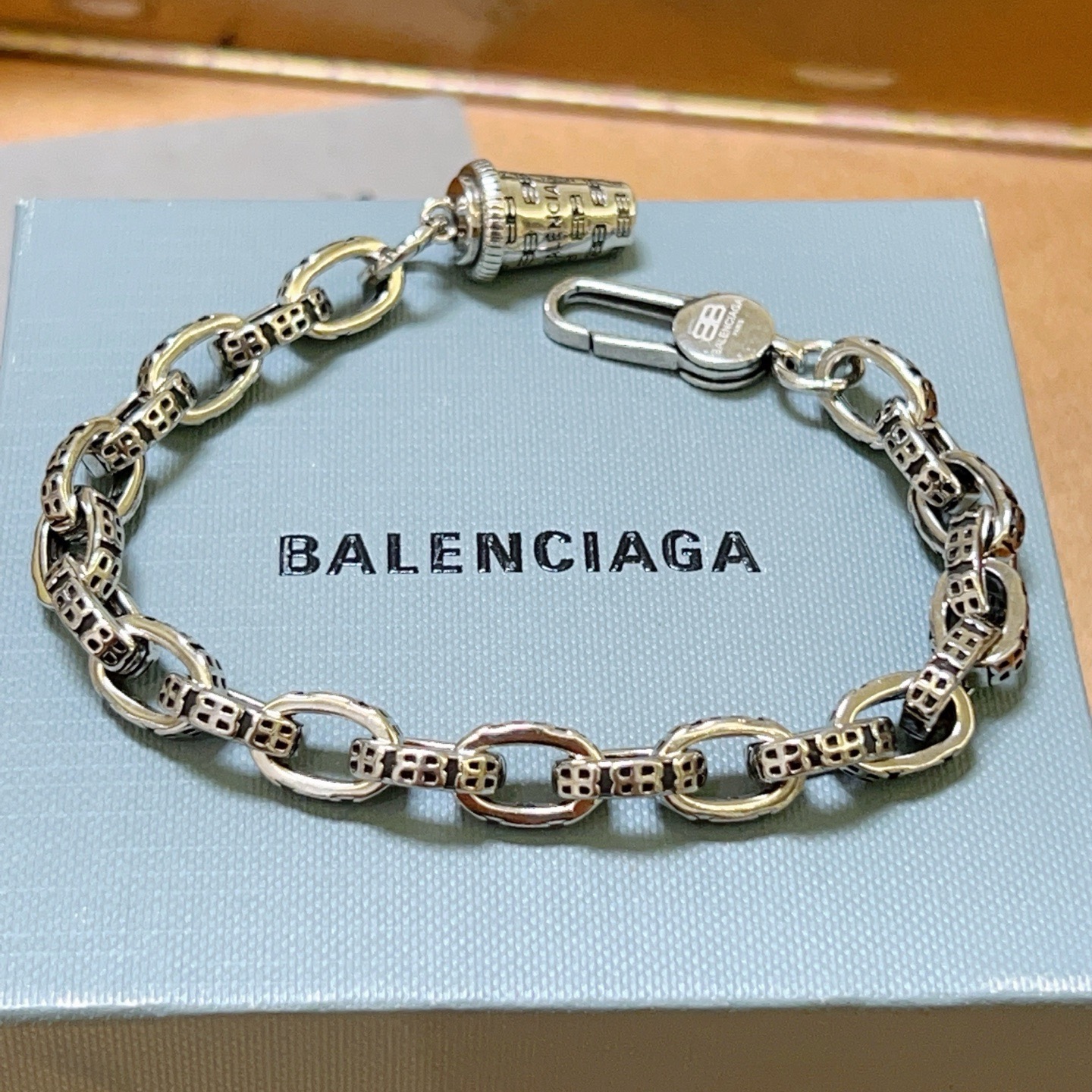 NO:583419,Batch. Original new product Balenciaga Balenciaga Bracelet Counter Same Balenciaga Bracelet Men's hot model shipped Unique design avant-garde A must-have for men and women!  Size 18.20.22.24cm, fine jewelry, balenciaga, balenciaga, bracelet19860909批. 原单货新品 巴黎世家 Balenciaga手链专柜一致巴黎世家手链 男士火爆款出货 设计独特 前卫 男女必备！码数18.20.22.24cm,饰品精品,balenciaga,balenciaga,bracelet,Jewelry