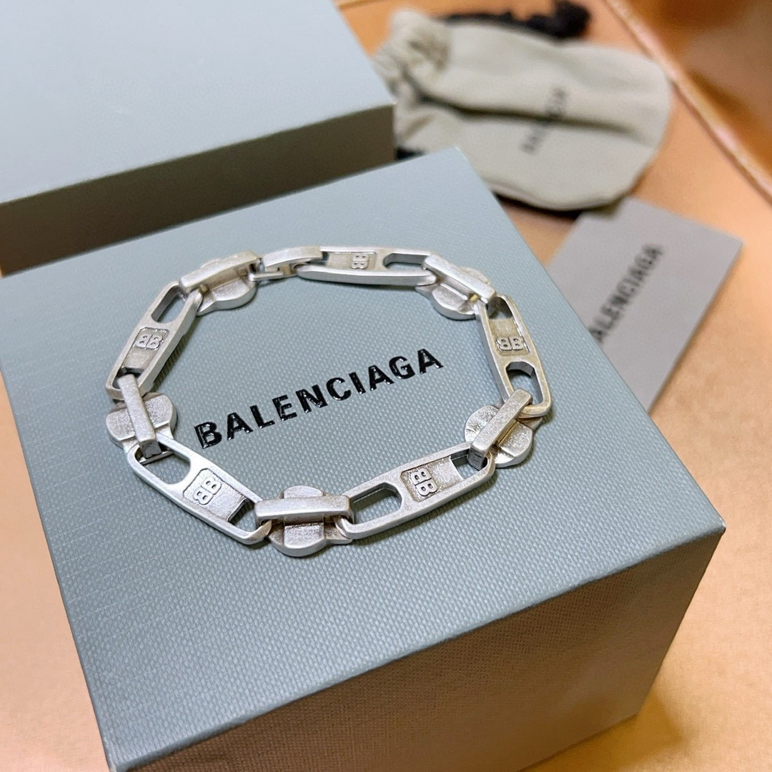 NO:583431,Batch. Original new product Balenciaga Balenciaga Bracelet Counter Same Balenciaga Bracelet Old and retro treatment Popular models for men and women shipped Unique design avant-garde A must-have for men and women!  18 20 22 24 cm, fine jewelry, balenciaga, balenciaga, bracelet19860909批. 原单货新品 巴黎世家 Balenciaga手链专柜一致巴黎世家手链 做旧复古处理 男女火爆款出货 设计独特 前卫 男女必备！18 20 22 24厘米,饰品精品,balenciaga,balenciaga,bracelet,Jewelry