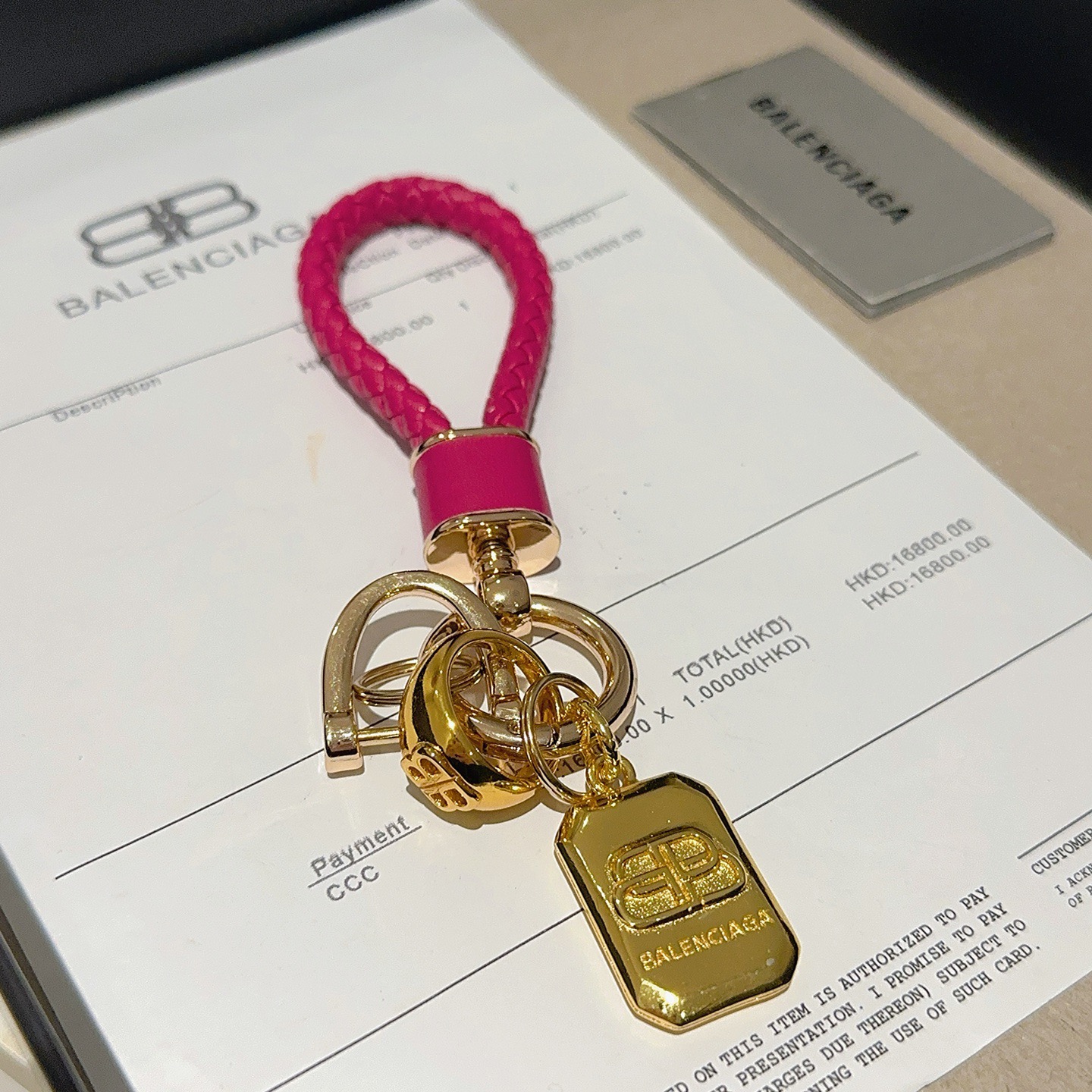 NO:583442,The first batch of new products released Balenciaga bag charm keychain Balenciaga keychain The latest bag charms are of a higher grade and are the same style as celebrities Classic co-branded design concept keychain series The details are distressed and not available in the market Glossy version This one has been on the market. The best-selling model in Balenciaga. Very good match with trendy backpacks, jewelry boutiques, balenciaga, backpacks, keychain19860909批新品发布 巴黎世家包包挂饰钥匙扣 巴黎世家钥匙扣 最新款包包挂饰档次更高明星同款 经典款联名设计理念钥匙扣系列 细节对版做旧处理 非市面亮面版型 这款一直在出 巴黎世家里面热卖款 非常好搭配潮流背包,饰品精品,balenciaga,backpacks,keychain,Jewelry