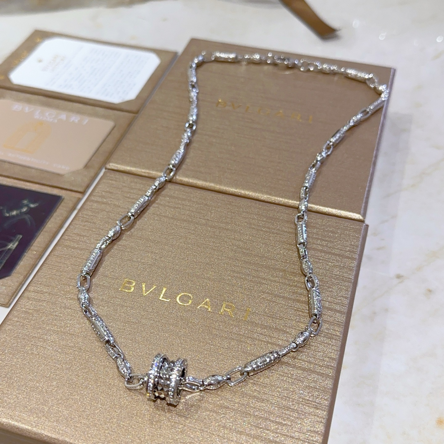 NO:583427,Batch. Bvlgari necklace made of V gold. BVLGARI DIVAS’ DREAM series. Perfect appearance, incomparable details. The unique color is completely impeccable. It is decorated with a classic ring shape design. It is simple yet elegant and eye-catching. The combination of platinum is more elegant and elegant. Same style for men and women. Bvlgari necklaces, jewelry boutiques, bottega veneta, bvlgari, bvlgari, necklace19860909批.宝格丽项链V金材质.BVLGARI宝格丽 DIVAS‘ DREAM 系列 品相完美,细节无敌,那种独特的色泽完全无可挑剔,再缀以经典指环外形设计,简约之余却又优雅夺目,铂金的组合更显气色,上身雅致动人.男女同款 宝格丽项链,饰品精品,bottega veneta,bvlgari,bvlgari,necklace,Jewelry