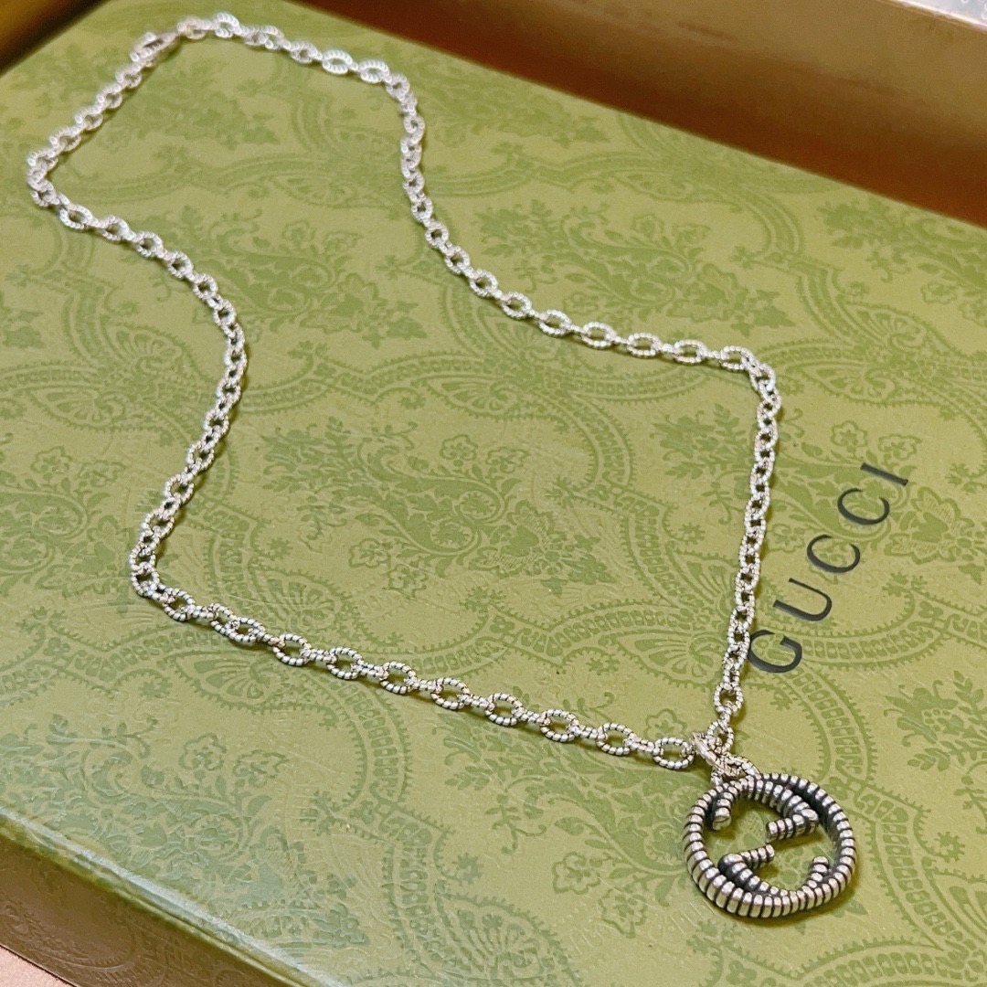 NO:583439,The latest chain of Gucci necklace is so handsome. The latest chain of Gucci necklace is of higher quality. The same style as the Anger Forest series double G Gucci necklace of celebrities. The chain length is 60 cm and the length can be changed. The details are distressed. The shiny version is not available in the market. This model has been on the market. It is a best-selling model in Gucci. It is very suitable for trendy clothes, fine jewelry, Gucci, and necklace.19860909批竟然这么帅 古驰项链最新款链条档次更高明星同款Anger Forest系列双G古驰项链 链长60厘米可改长度 细节对版做旧处理 非市面亮面版型 这款一直在出 古驰里面热卖款 非常好搭配潮流衣服,饰品精品,gucci,necklace,Jewelry