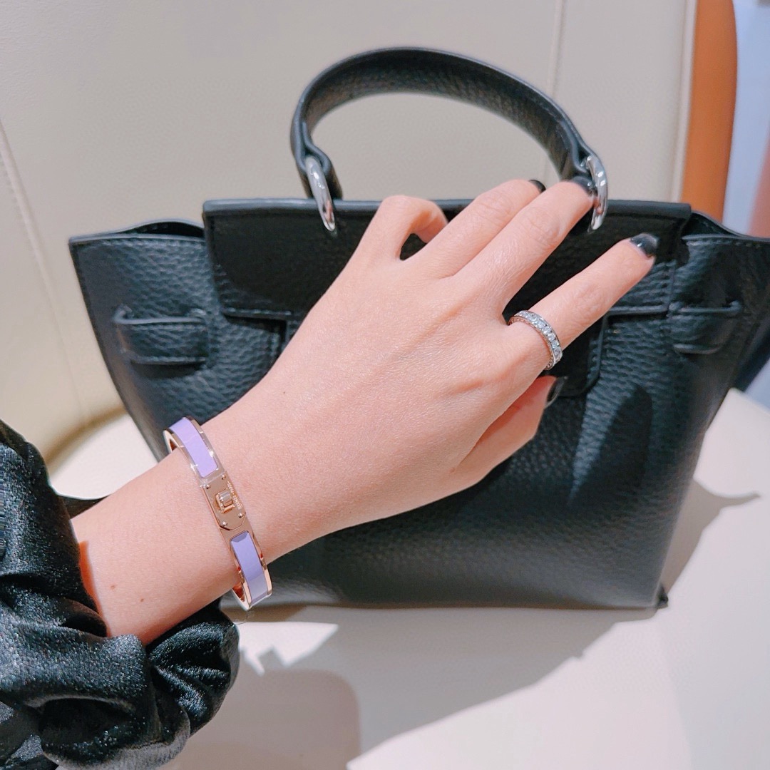 Pulseira Hermes Kelly em metal ouro rosa com esmalte roxo lavanda PM