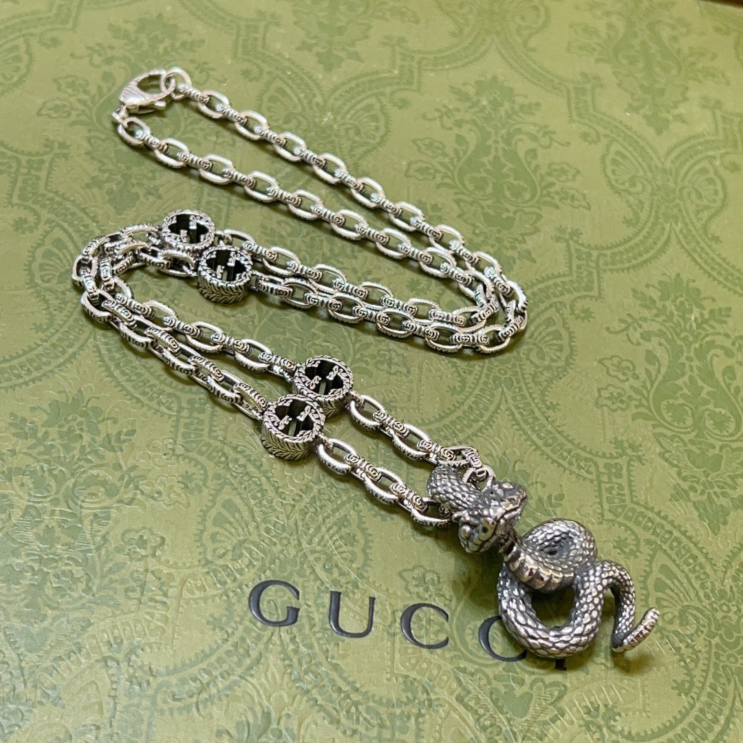 NO:589732,Batch, do not explode, do not post, Douyin is the first choice for Internet celebrities to bring goods. The latest chain of Gucci necklace is of higher quality. The same style as the Anger Forest series double G design concept for celebrities. Retro Gucci necklace, which makes high-end clothes more elegant. It has more brand and personality when going out. The details are distressed and not available in the market. This model has been released. It is a best-selling model in Gucci. It is very easy to match, fine jewelry, gucci, necklace.19860909批  不爆不发 抖音带货网红首选 古驰项链最新款链条档次更高明星同款Anger Forest系列双g设计理念复古古驰项链 让高档的衣服搭配更有气质 出去更有牌面和个性 细节对版做旧处理 非市面亮面版型 这款一直在出 古驰里面热卖款 非常好搭配,饰品精品,gucci,necklace,Jewelry