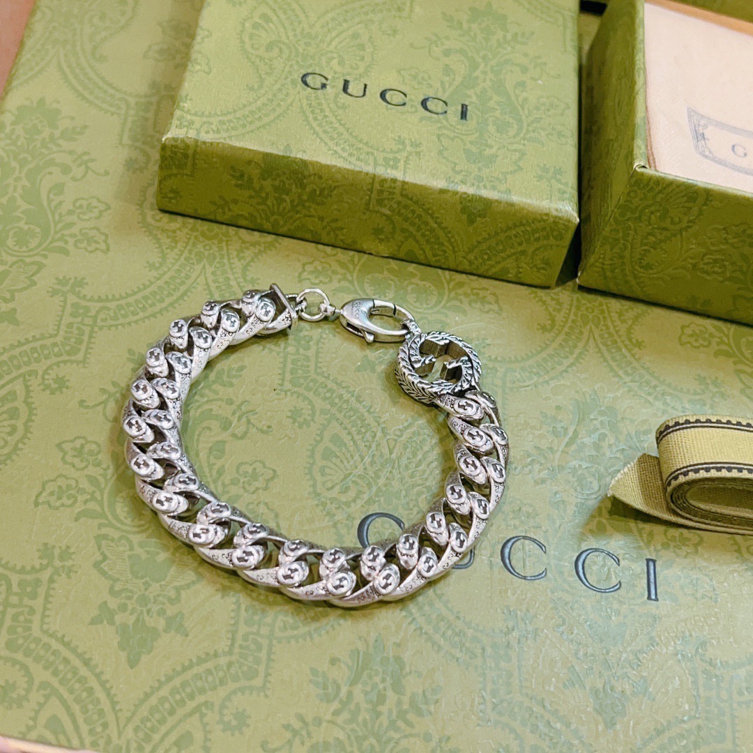 NO:589740,Batch. 2025 latest release. The latest classic model of Gucci Gucci bracelet. Exquisite regardless of style and texture, it is absolutely top-notch. You can understand the original logo at a glance. Super nice. The best choice to match clothes. A must-have artifact for men and women. Boutique jewelry, gucci, gucci, bracelet.19860909批. 2025最新出炉 Gucci古驰手链最新款的经典款 精致无论款式 质感 都是绝对的顶尖feel 只要看一眼就懂了原版logo 超 nice 搭配衣服最佳的选择,男女同款必备神器,饰品精品,gucci,gucci,bracelet,Jewelry