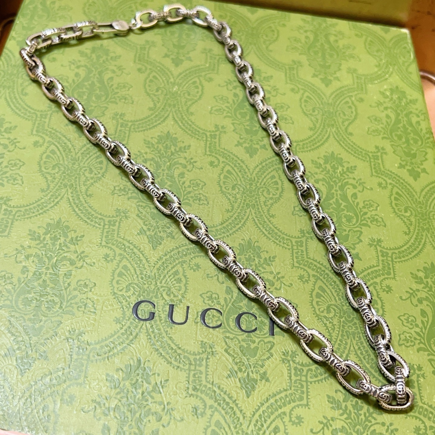NO:589748,Batch (Luxury Style) Gucci Necklace’s latest chain is of a higher grade and is the same style as that of celebrities. It took more than a month to make it. It is exquisitely crafted and handmade to create the perfect latest style Anger Forest Series Double G Gucci Necklace. The details are matched with retro processing. It is not a bright version on the market. This one has been out. It is a best-selling model in Gucci. It is very suitable for trendy clothes, fine jewelry, Gucci, and necklaces.19860909批 (奢华款)古驰项链最新款链条档次更高明星同款.花了一个多月做出来精工细致纯手工打造完美的最新款式 Anger Forest系列双G古驰项链 细节对版复古处理 非市面亮面版型 这款一直在出 古驰里面热卖款 非常好搭配潮流衣服,饰品精品,gucci,necklace,Jewelry