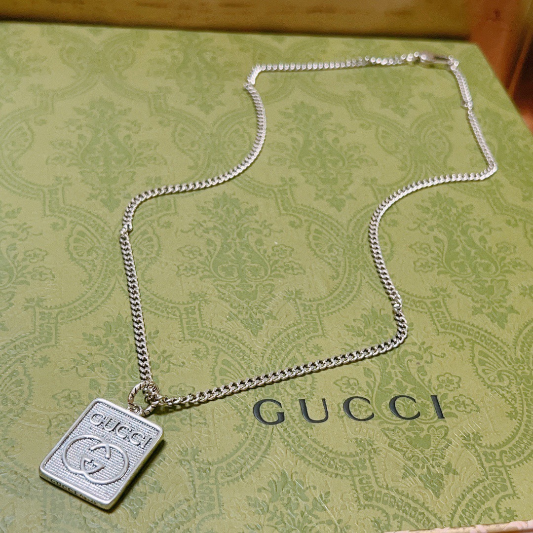 NO:589784,Batch Gucci necklace's latest chain has a higher grade. The same model as the star's Anger Forest series double G tag Gucci necklace. The chain length is 60 cm and the length can be changed. The details are distressed. The shiny version is not available in the market. This one has been on the market. It is the best-selling model in Gucci. It is very good to match with trendy clothes, high-quality jewelry, Gucci, and necklace.19860909批 古驰项链最新款链条档次更高明星同款Anger Forest系列双G吊牌古驰项链 链长60厘米可改长度 细节对版做旧处理 非市面亮面版型 这款一直在出 古驰里面热卖款 非常好搭配潮流衣服,饰品精品,gucci,necklace,Jewelry