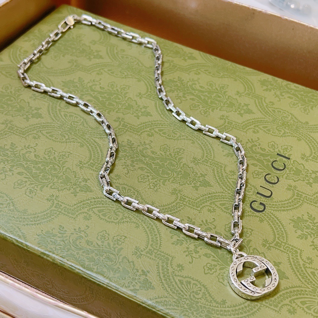 NO:589817,Batch, it’s so handsome. Gucci necklace 2025 latest chain has a higher grade. The same classic style for celebrities. Anger Forest series double G Gucci necklace. The chain length is 60 cm and the length can be changed. The details are distressed. The shiny version is not available in the market. This model has been on the market. It is a best-selling model in Gucci. It goes well with trendy clothes, fine jewelry, gucci, and necklaces.19860909批 太帅啦 古驰项链2025最新款链条档次更高明星同款经典款Anger Forest系列双G古驰项链 链长60厘米可改长度 细节对版做旧处理 非市面亮面版型 这款一直在出 古驰里面热卖款 非常好搭配潮流衣服,饰品精品,gucci,necklace,Jewelry
