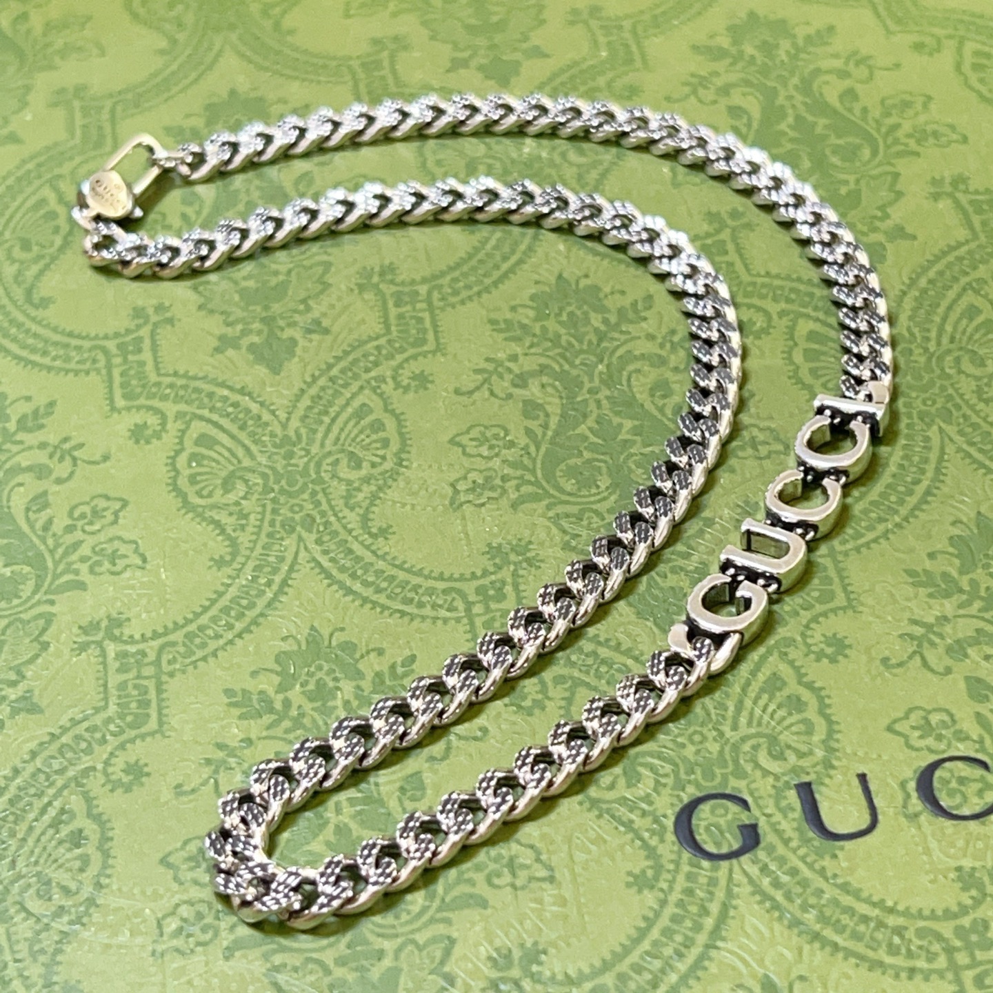 NO:589823,Batch of new products released, handsome Gucci necklace, latest chain, higher grade, same style as Anger Forest series double G Gucci necklace for celebrities, Gucci series necklace clavicle chain, pure handmade pattern, distressed details on the version, non-market glossy version, this one has been coming out, best-selling model in Gucci, very good match with trendy clothes, fine jewelry, gucci, necklace19860909批 新品发布巨帅古驰项链最新款链条档次更高明星同款Anger Forest系列双G古驰项链 古驰系列项链锁骨链 纯手工车花 细节对版做旧处理 非市面亮面版型 这款一直在出 古驰里面热卖款 非常好搭配潮流衣服,饰品精品,gucci,necklace,Jewelry