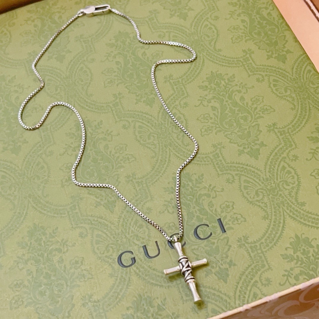 NO:589804,Batch, do not explode, douyin is the first choice for Internet celebrities to bring goods. The latest chain of Gucci necklaces is of higher quality. The same style as the Anger Forest series, double-g retro tag, cross pendant, high-end necklace. It makes high-end clothes more elegant. It has more brand and personality when going out. The details are distressed. Non-market glossy version. This one has been released. The best-selling model in Gucci. Very easy to match, high-quality jewelry, gucci, necklace.19860909批 不爆不发 抖音带货网红首选 古驰项链最新款链条档次更高明星同款Anger Forest系列双g复古吊牌十字架吊坠高端项链 让高档的衣服搭配更有气质 出去更有牌面和个性 细节对版做旧处理 非市面亮面版型 这款一直在出 古驰里面热卖款 非常好搭配,饰品精品,gucci,necklace,Jewelry