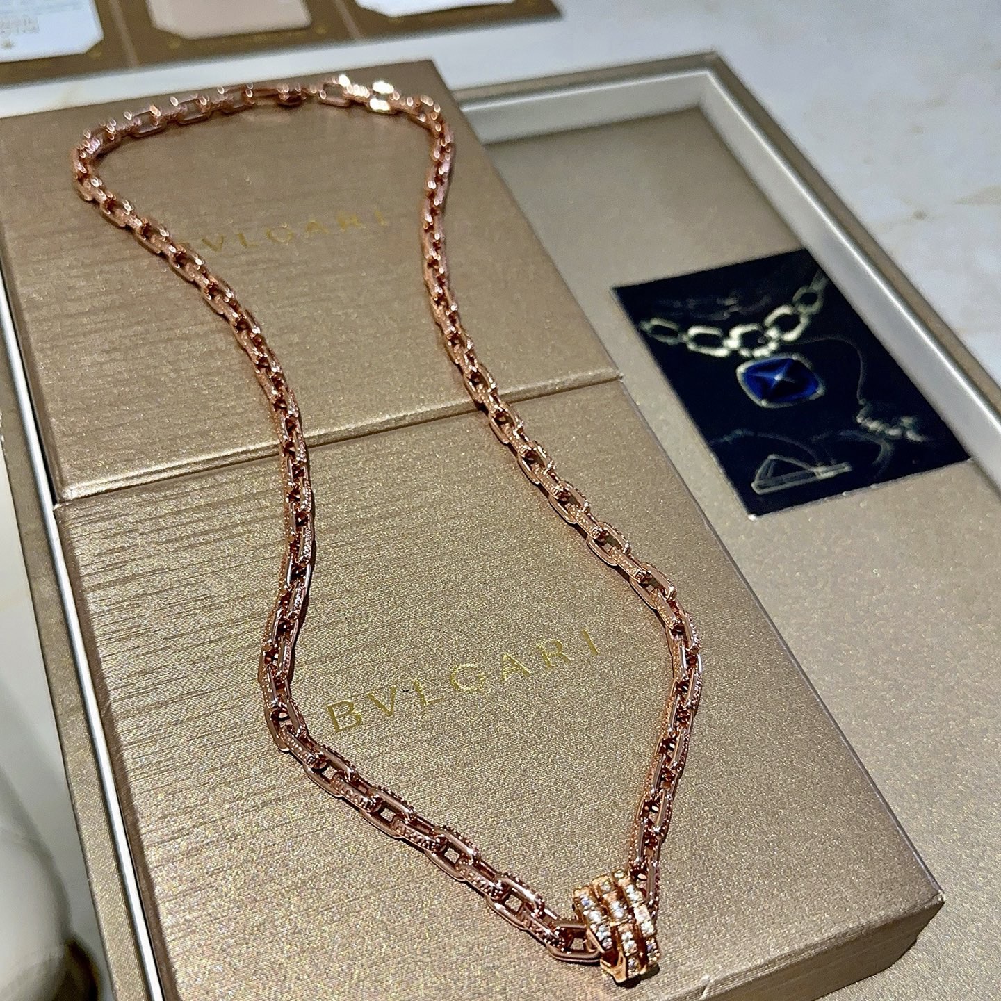 NO:589810,Batch. Bulgari necklace V gold material BVLGARI BVLGARI DIVAS’ DREAM series The appearance is perfect, the details are invincible, the unique color is completely impeccable, and it is decorated with a classic ring shape design, which is simple yet elegant and eye-catching. The combination of V gold is more elegant, and the upper body is elegant and attractive. Same style for men and women. Bulgari necklaces, jewelry boutiques, bottega veneta, bvlgari, bvlgari, necklace19860909批.宝格丽项链V金材质 BVLGARI宝格丽 DIVAS‘ DREAM 系列 品相完美,细节无敌,那种独特的色泽完全无可挑剔,再缀以经典指环外形设计,简约之余却又优雅夺目,V金的组合更显气色,上身雅致动人.男女同款 宝格丽项链,饰品精品,bottega veneta,bvlgari,bvlgari,necklace,Jewelry